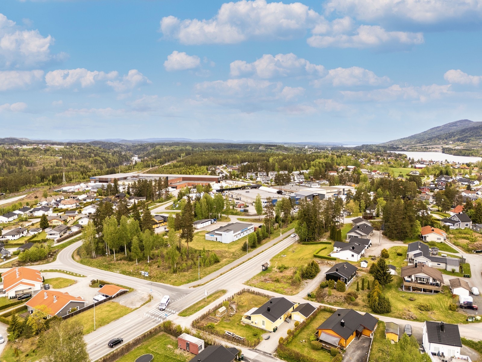 Eiendommen ligger i et etablert boligområde med kort vei til busstopp, servicetilbud på Åmotsenteret og turområder i skog og mark. Galleribilde