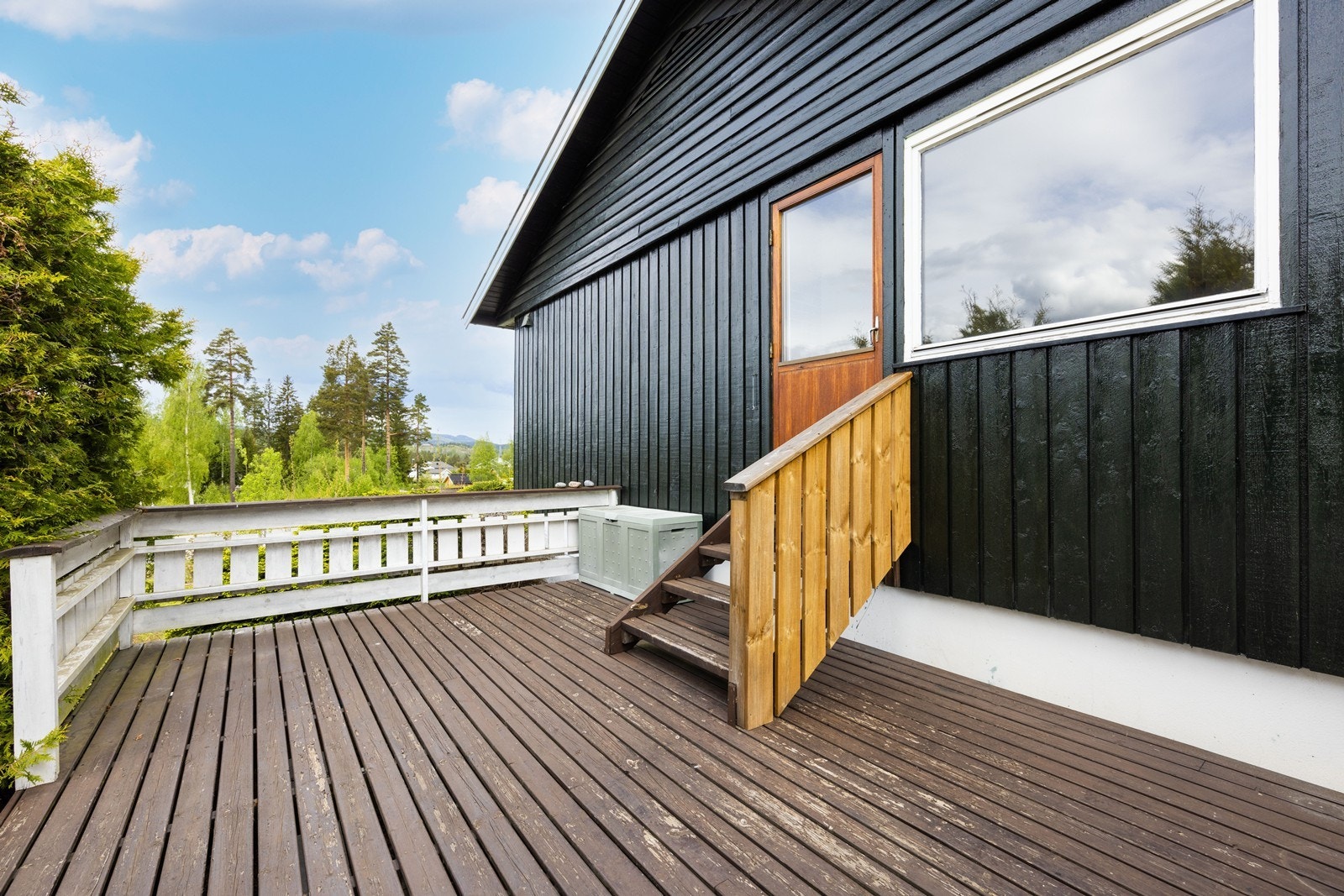 Terrassen har adkomst fra stuen, og gir mulighet for ønsket møblering. Galleribilde