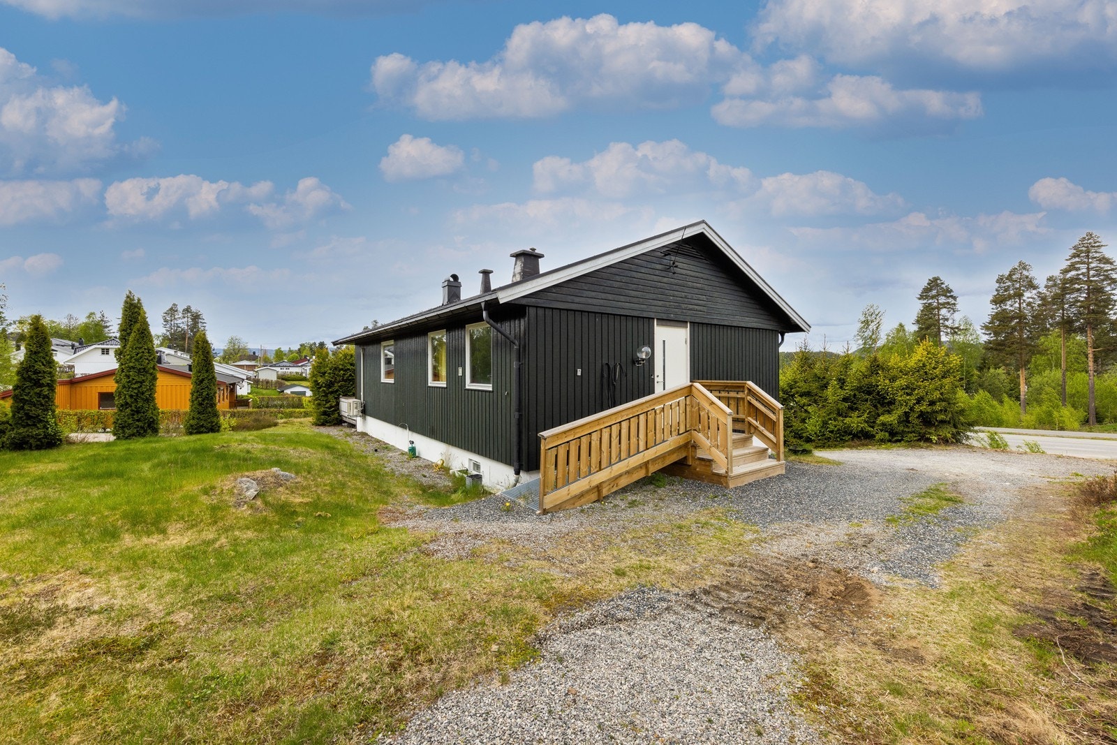 Her bor man i et etablert og barnevennlig nabolag, med nærhet til både skog, mark og servicetilbud. Galleribilde