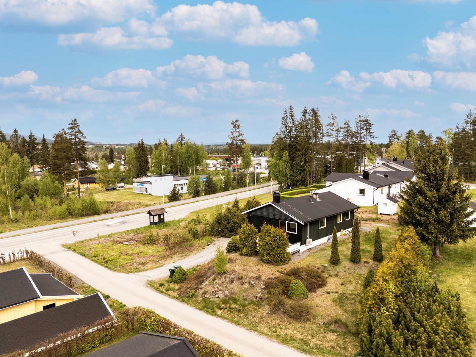 Enebolig med stort potensial på en romslig eiertomt på totalt 1520 m², fordelt over to bruksnumre. Galleribilde