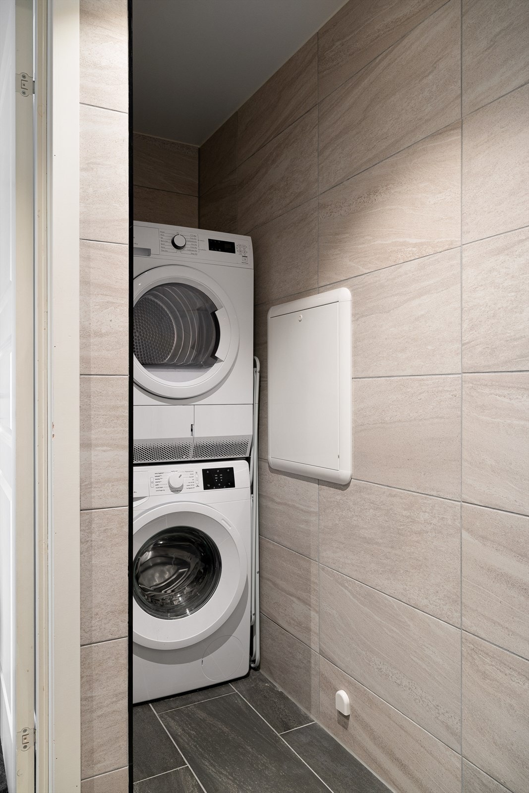 Badet har praktisk vaskeromsnisje med opplegg for vaskemaskin og tørketrommel. Galleribilde