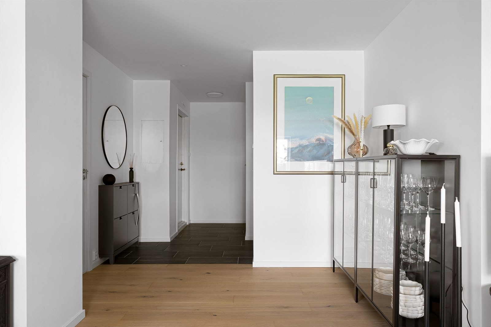 Ved inngangspartiet ønskes du velkommen inn i en praktisk og innbydende entré med fliser på gulv. Her er det plass til å henge fra seg yttertøy og sko. Galleribilde