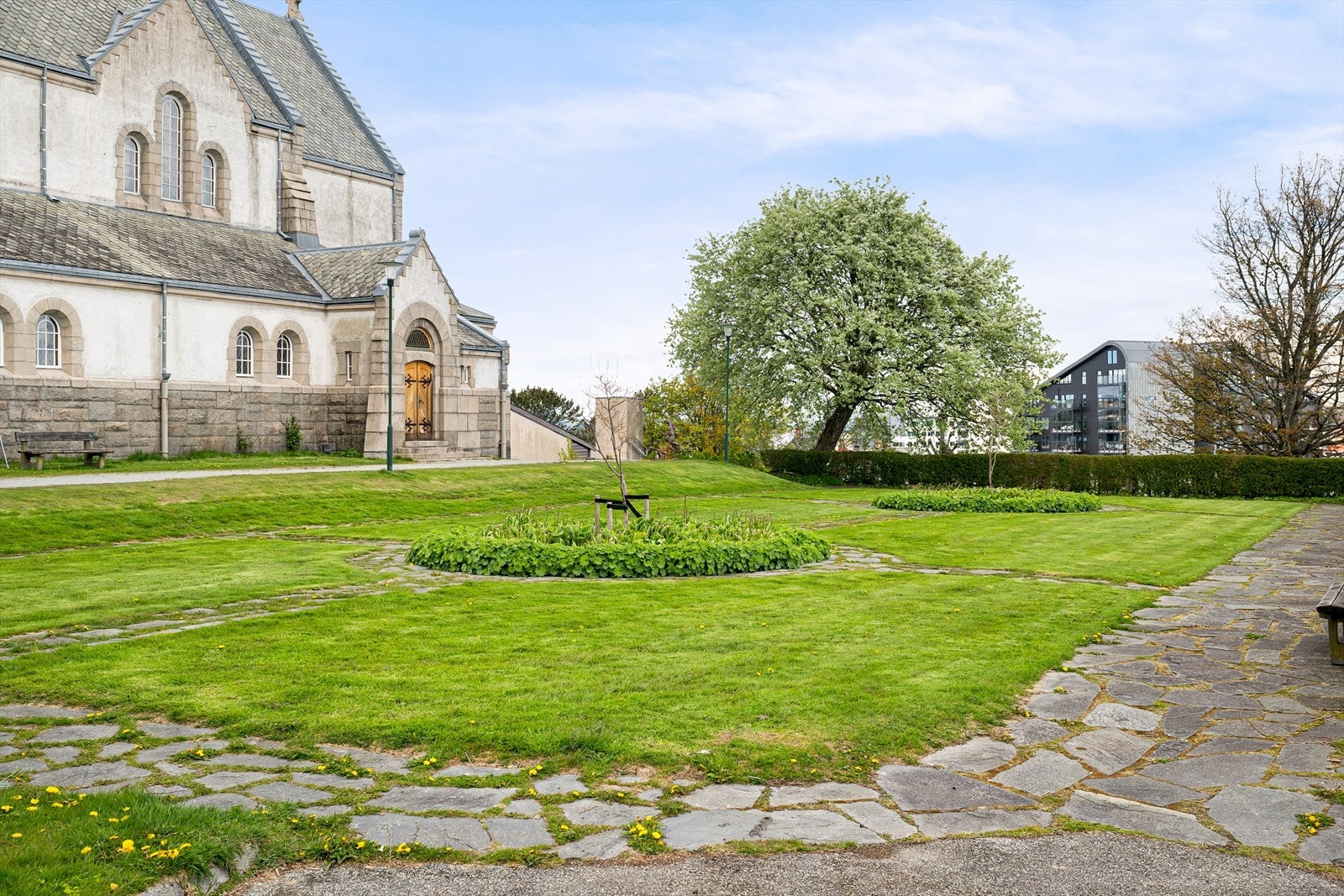 Nærområdet er pent opparbeidet med flere parkområder. Galleribilde