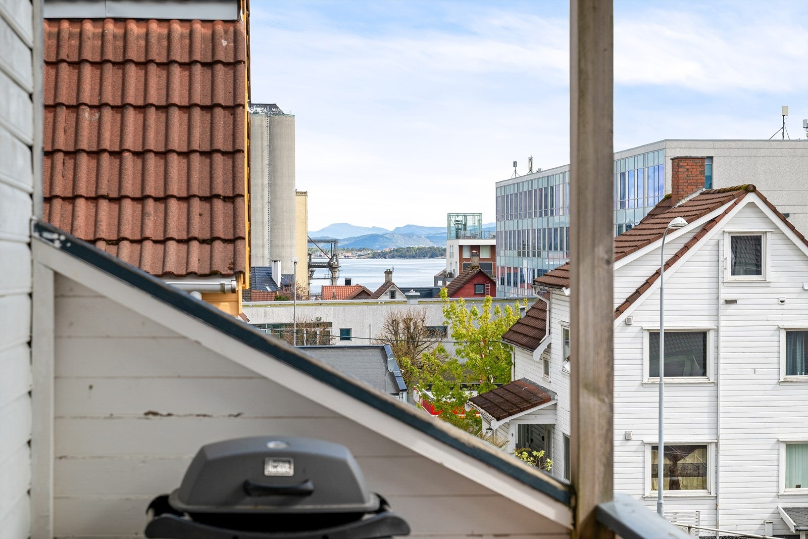 Like utenfor inngangsdøren er det trivelig balkong hvor man kan nyte flott utsikt og fine dager. Galleribilde
