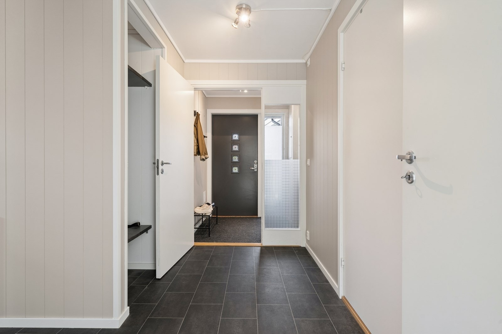 Entré er av god størrelse og har egen tilgang til bod Galleribilde