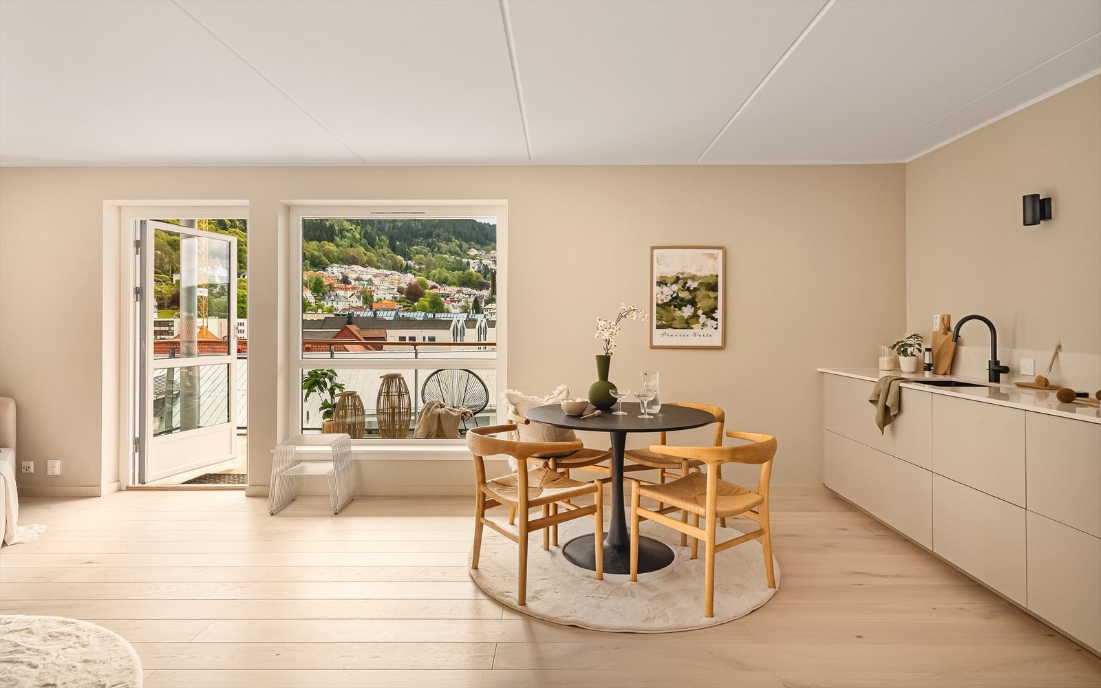 Store vindusflater sørger for flotte lysforhold inn i boligens oppholdsrom. Galleribilde