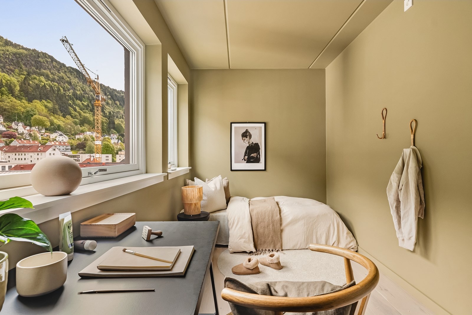 Her er god plass til innredning med seng og skrivepult. Galleribilde