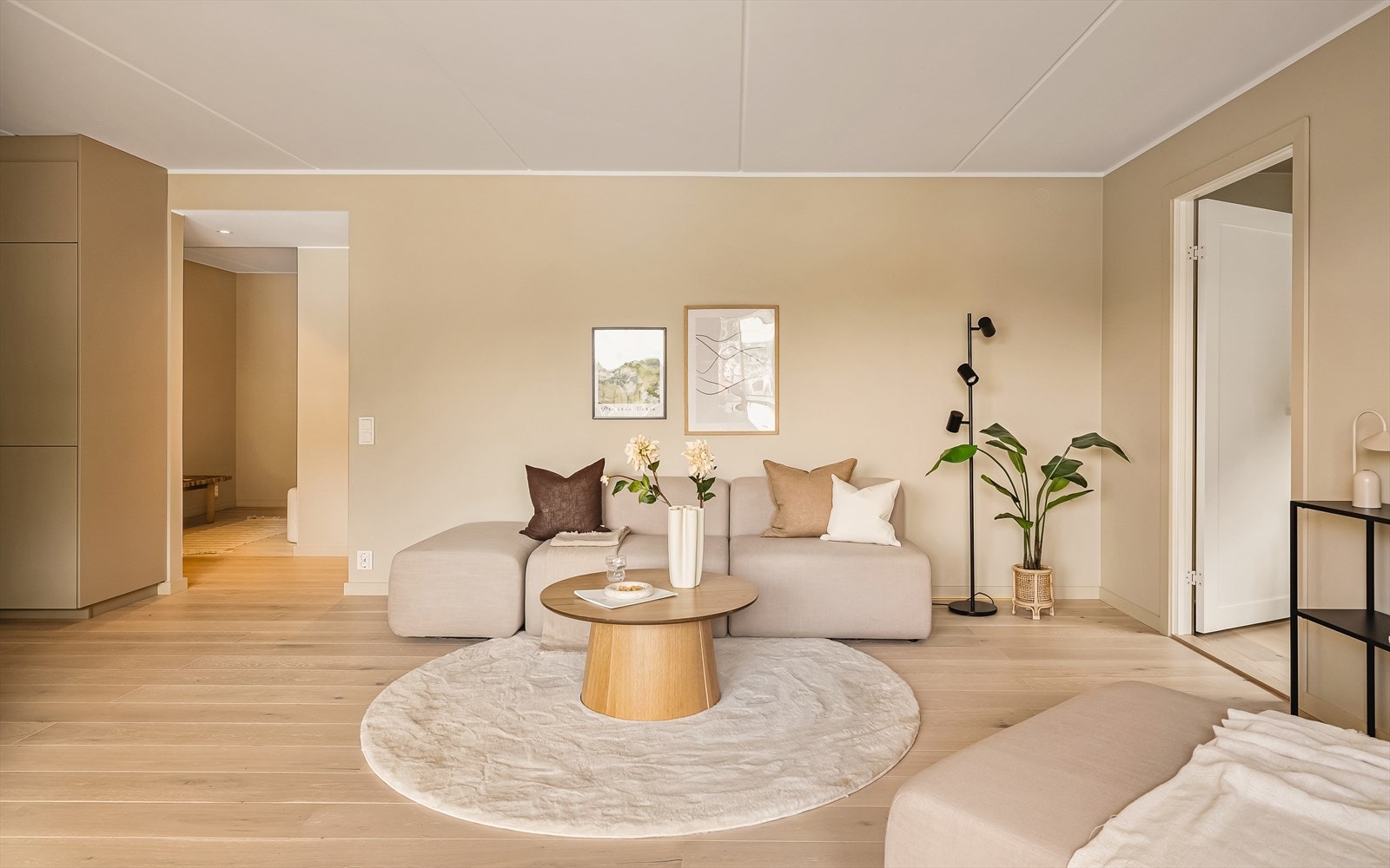 Leiligheten har gjennomgående enstavs parkett og er malt i en flott moderne fargepalett, som passer til enhver innredning. Galleribilde