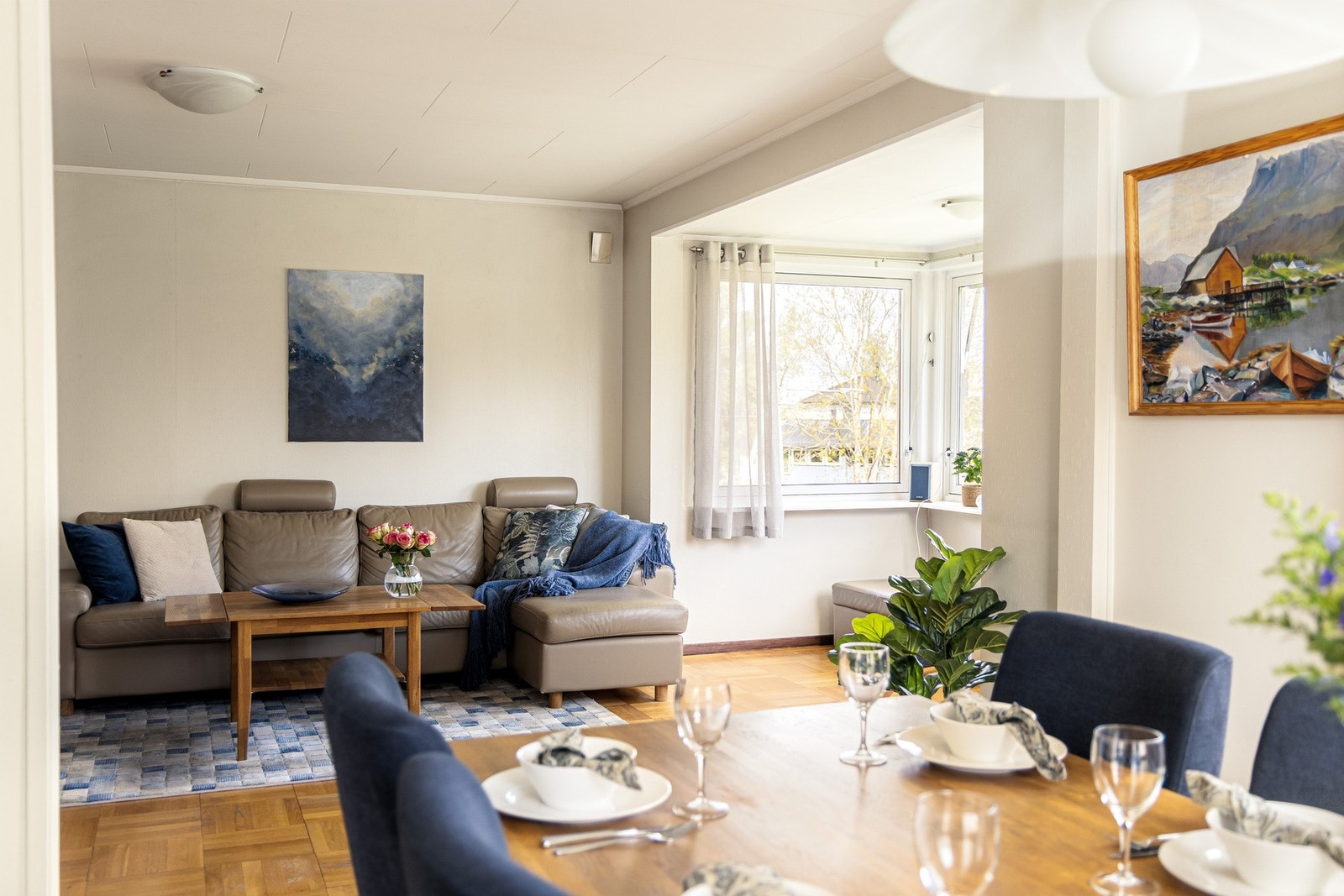 Stuen er fullt brukbar slik den fremstår i dag, samtidig som den gir en sjelden mulighet til gradvis å foredle boligens opprinnelige kvaliteter og skape et hjem med helt personlig preg. Galleribilde