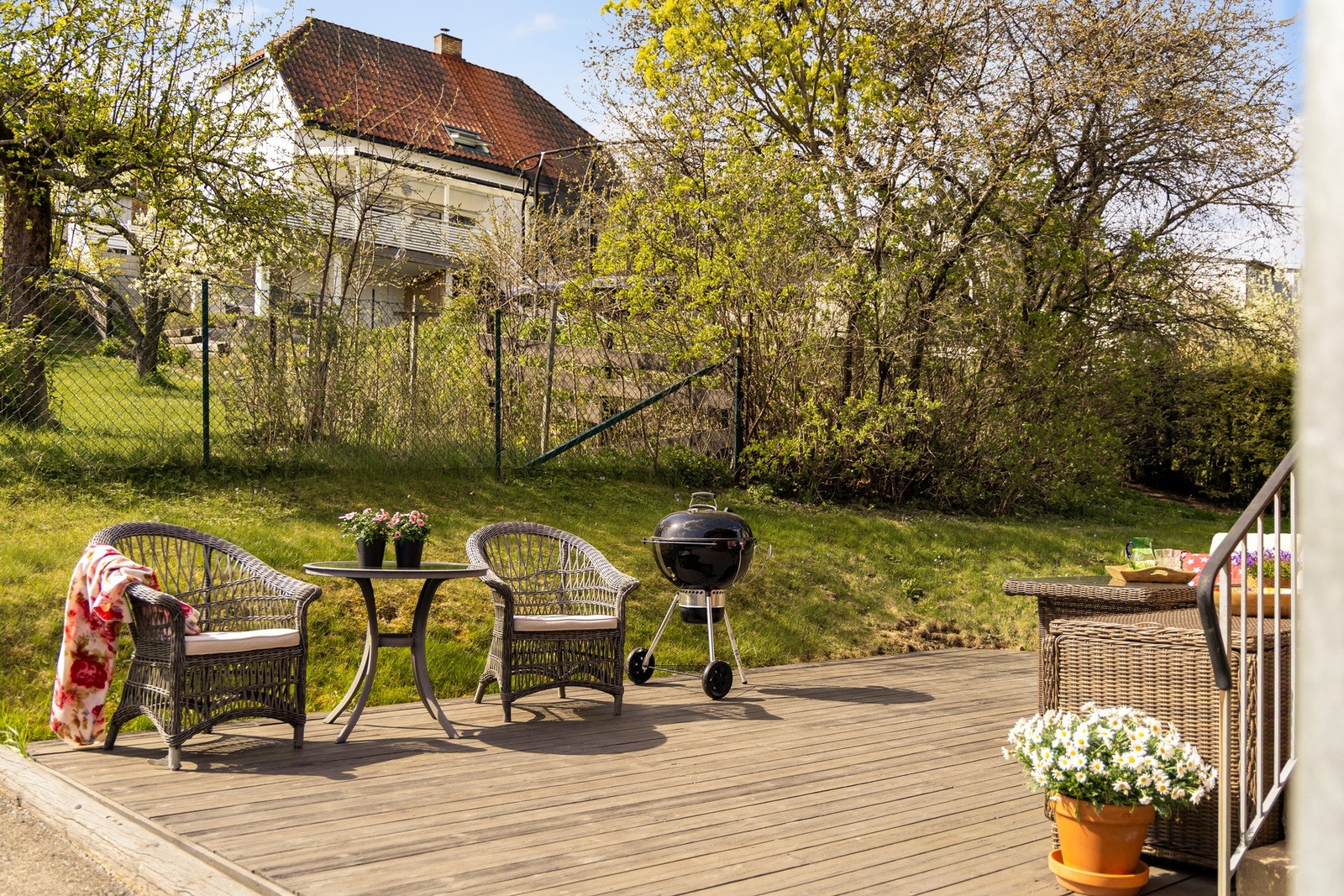 Markterrassen har direkte adkomst fra entréen og blir et naturlig samlingspunkt i sommerhalvåret - perfekt for morgenkaffe i solen eller lange sommerkvelder under åpen himmel. Galleribilde