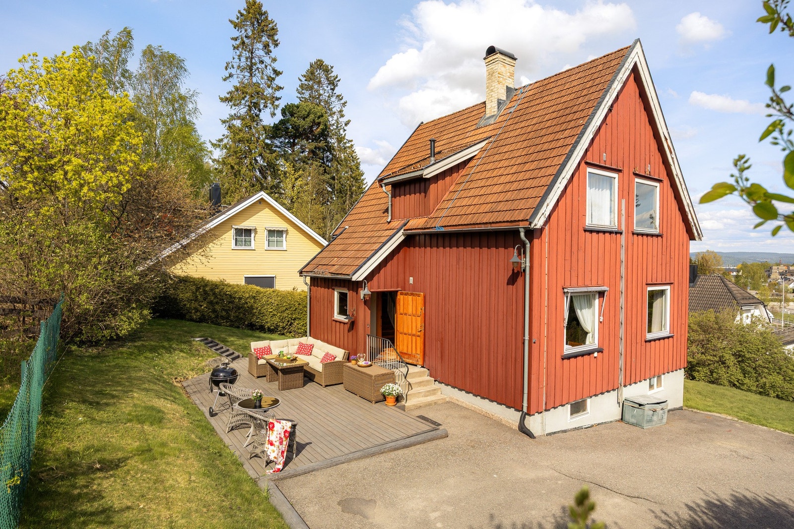 Eiendommen ligger på en hyggelig og opparbeidet tomt hvor hage, plen og beplantning skaper en lun og privat ramme rundt huset. Her får man følelsen av et klassisk norsk småhusliv med nærhet til natur og årstidene. Galleribilde