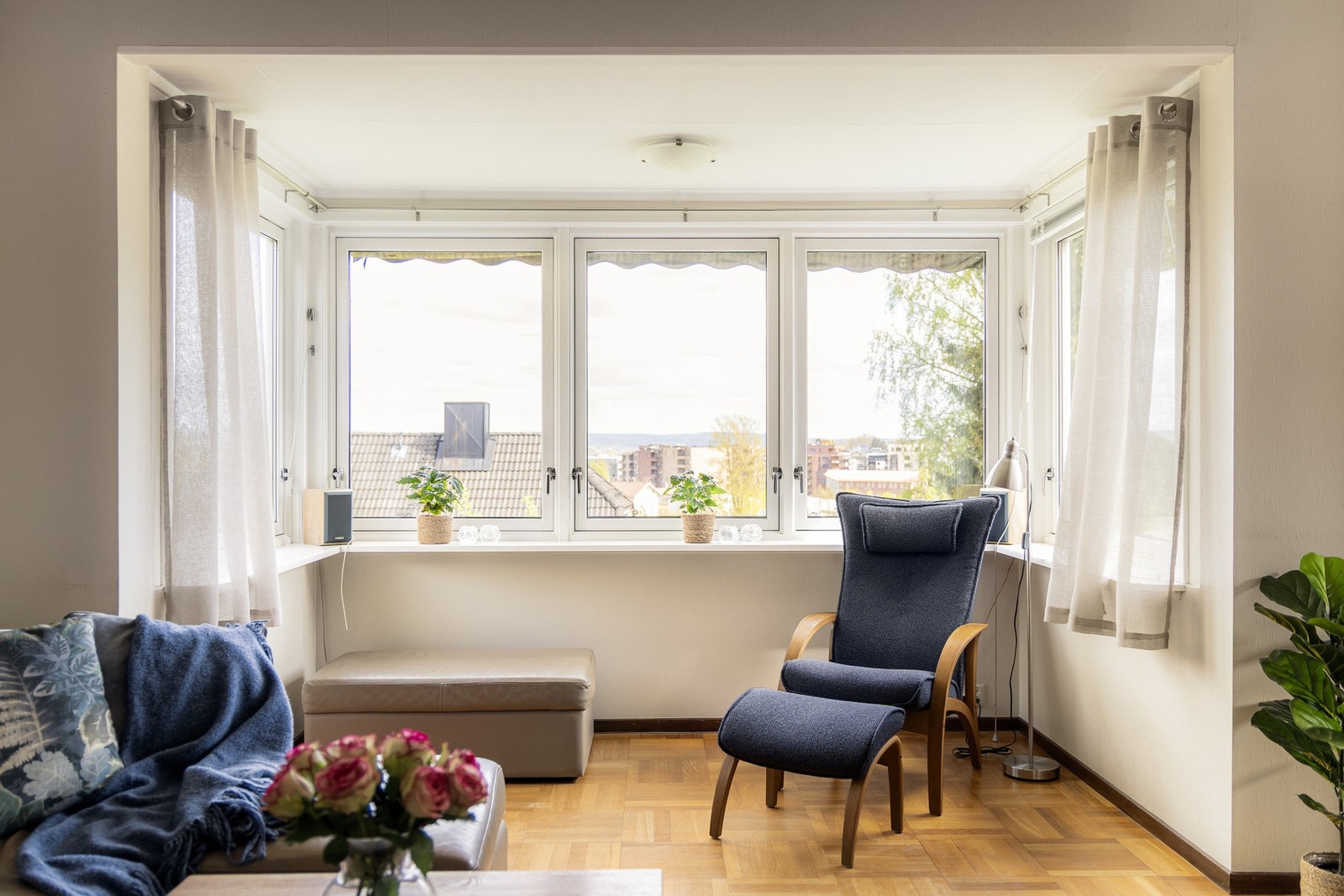 De store vinduene slipper dagslyset mykt inn over rommet og skaper en behagelig atmosfære gjennom hele dagen. Samtidig gir utsynet en fredelig forbindelse mellom inne og ute. Galleribilde