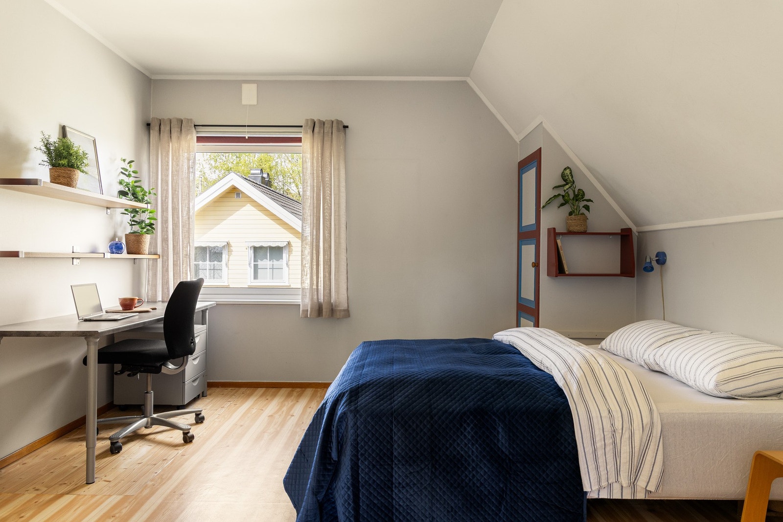 Soverommene ligger fredelig til i husets 2. etasje, skjermet fra hjemmets øvrige oppholdsrom. Her oppe hviler en rolig og nærmest eventyrlig stemning under skråtakene. Galleribilde