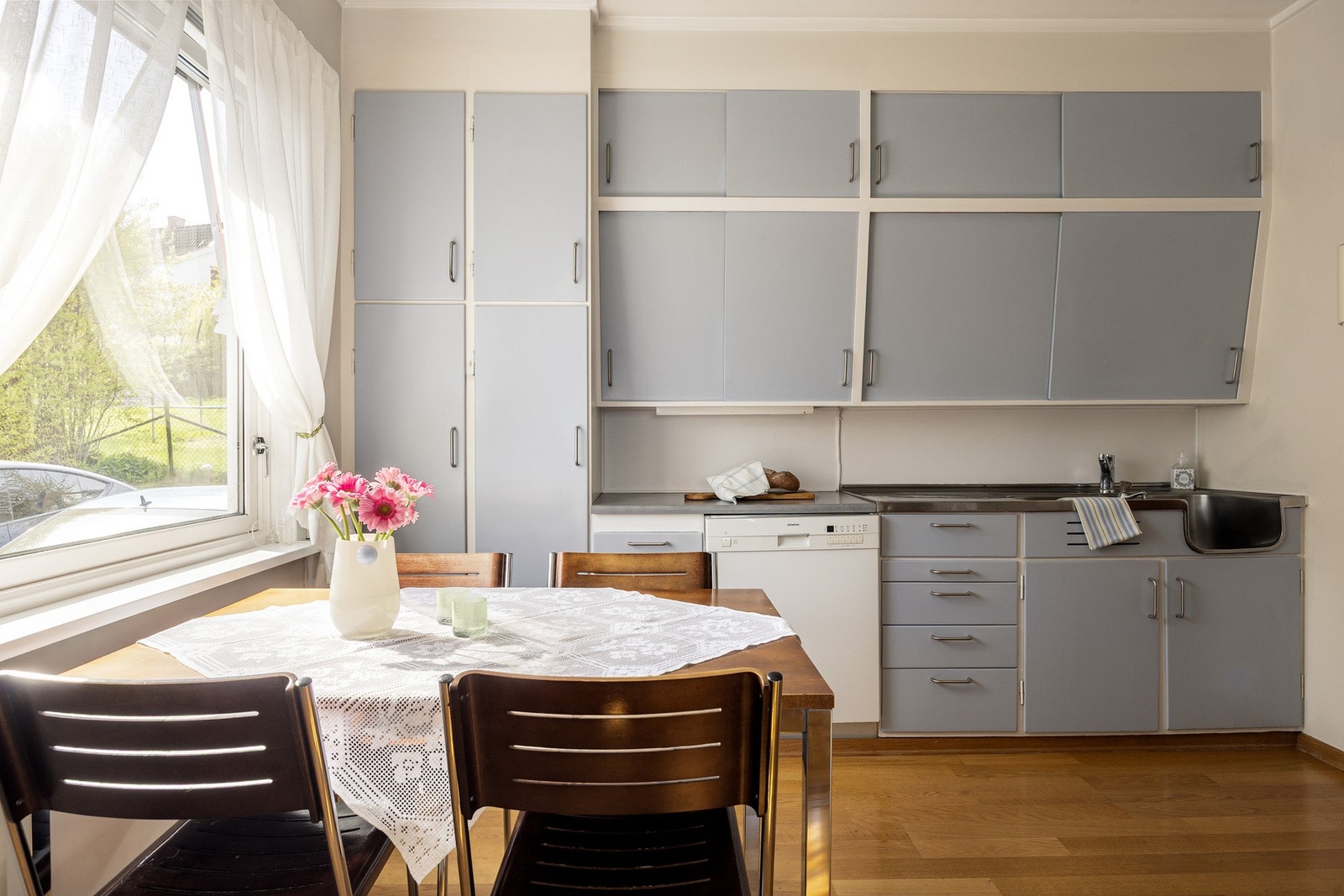 Rommet har gode arbeidsflater og en praktisk planløsning som fungerer godt i hverdagen, samtidig som potensialet for videre utvikling er stort. Man ser lett for seg et klassisk landkjøkken med heltre og varme fargetoner inspirert av gamle norske hjem. Galleribilde