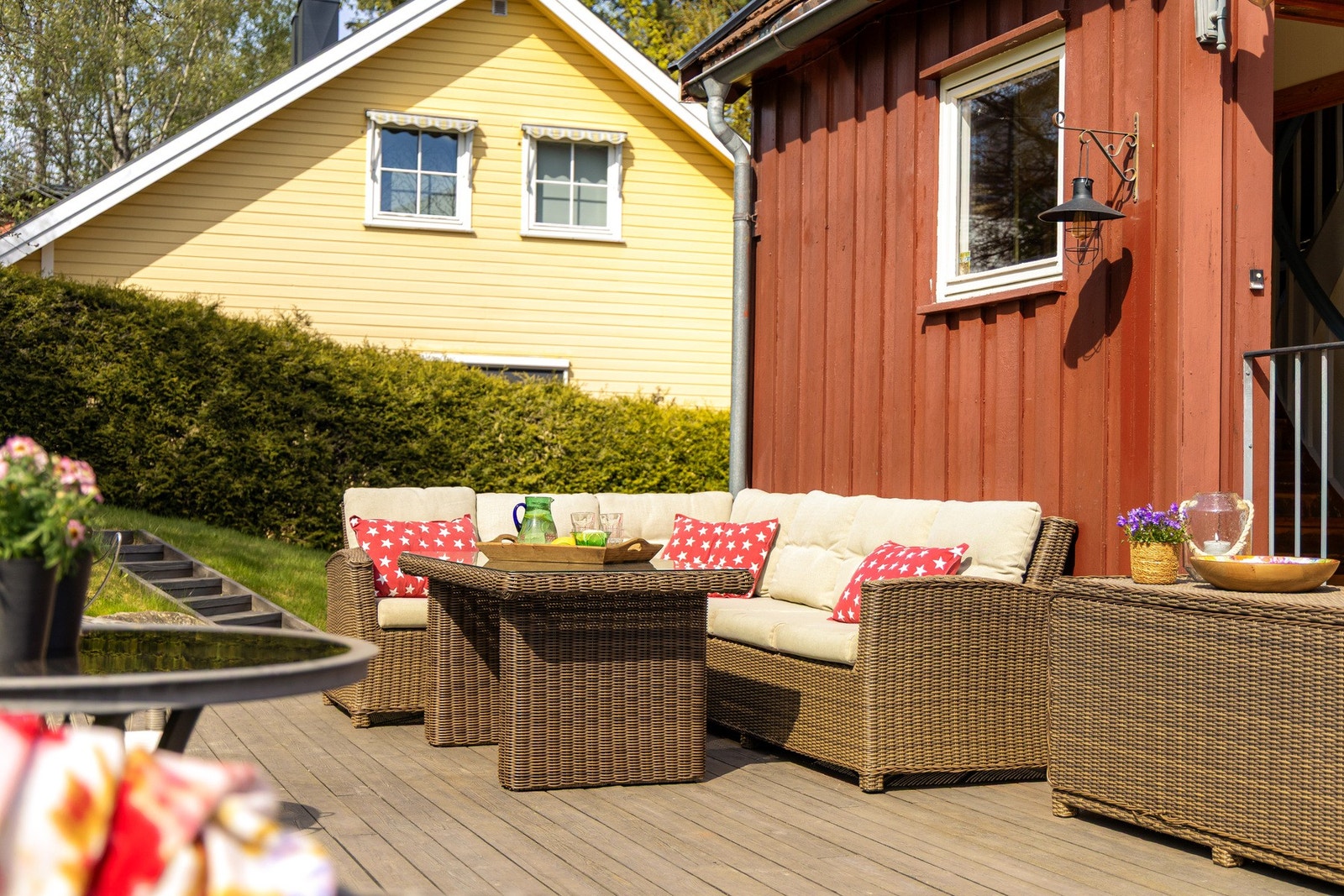 Markterrassen har direkte adkomst fra entréen og blir et naturlig samlingspunkt i sommerhalvåret - perfekt for morgenkaffe i solen eller lange sommerkvelder under åpen himmel. Galleribilde