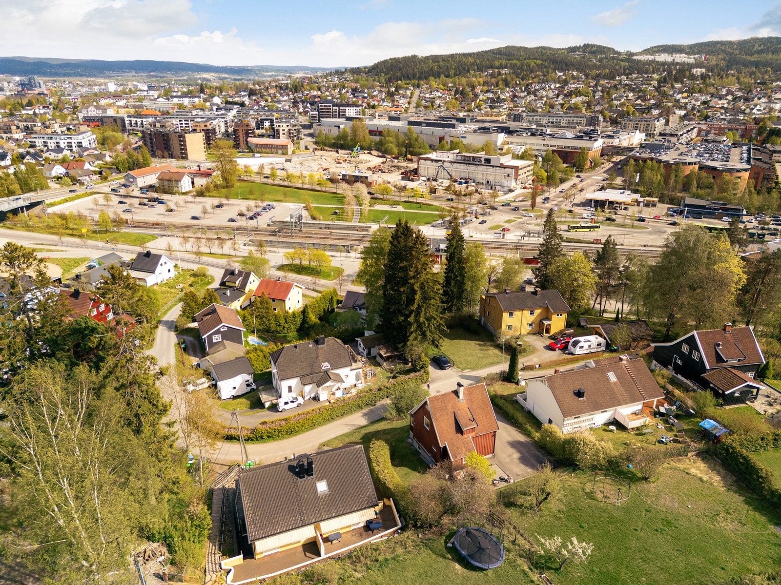 Her bor man med enkel tilgang til både Lillestrøm og Oslo, samtidig som området beholder følelsen av et roligere og mer tilbaketrukket nærmiljø - perfekt for deg som ønsker et hjem med både sjel og beliggenhet. Galleribilde