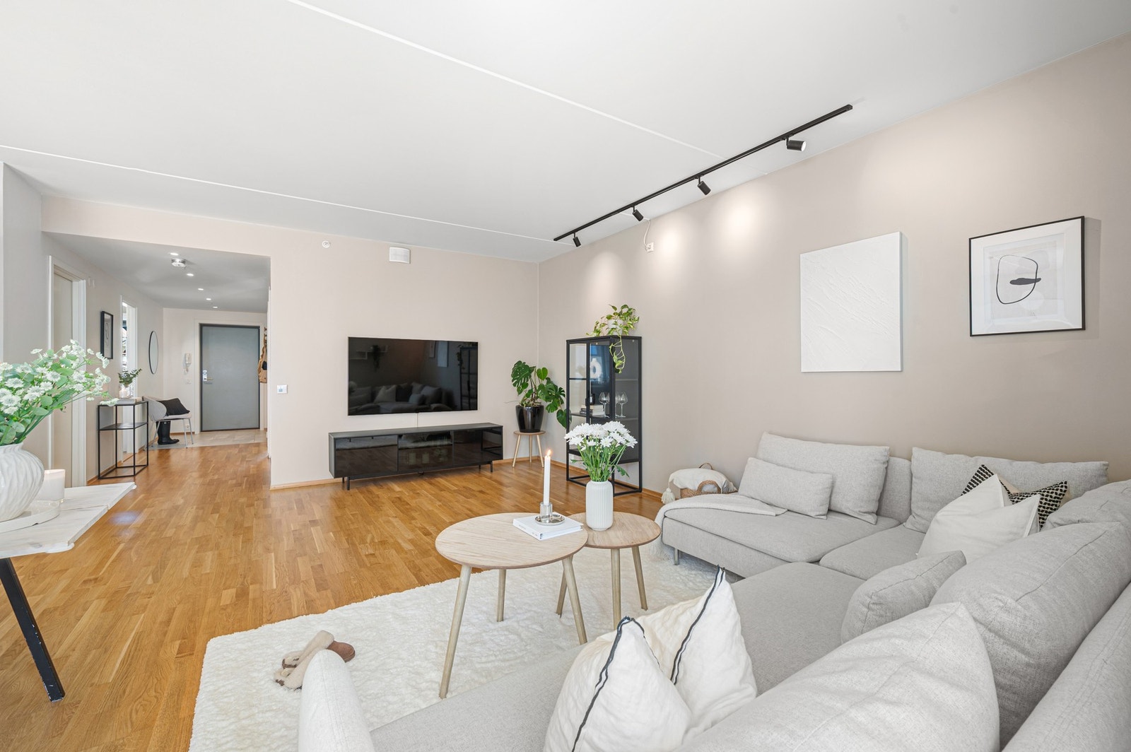 Åpen stue-/kjøkkenløsning på ca. 33,6m² med ypperlige møbleringsmuligheter. Galleribilde