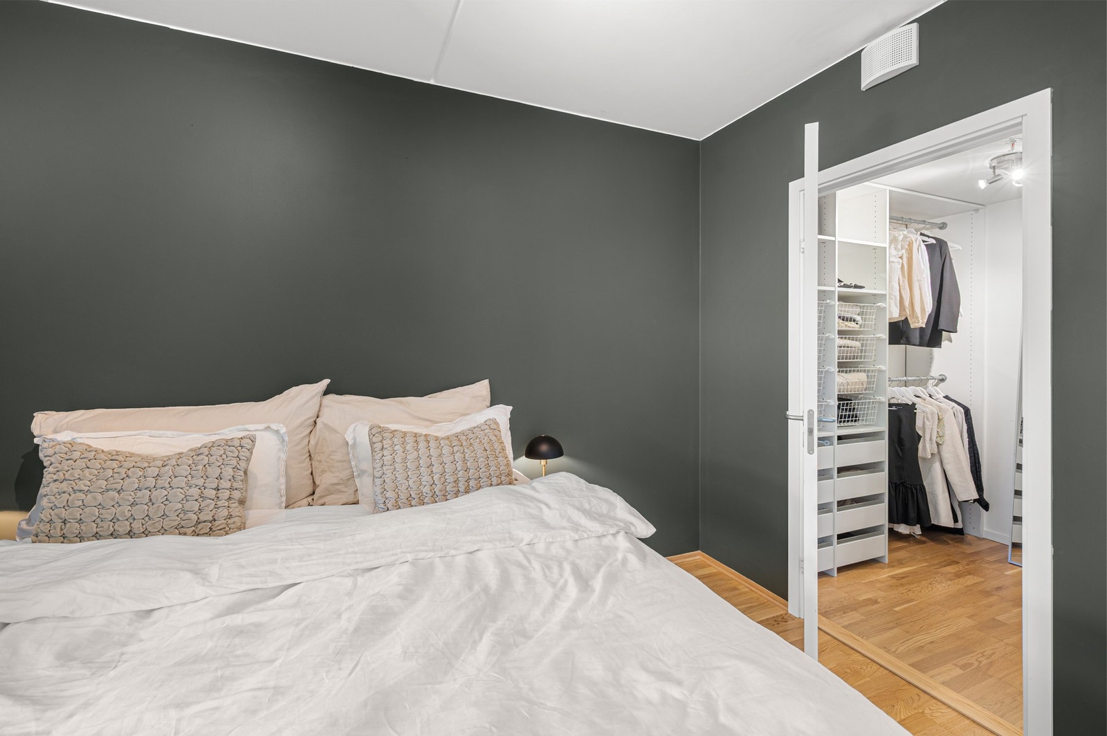 I tilknytning til hovedsoverommet har man et praktisk walk-in closet. Galleribilde