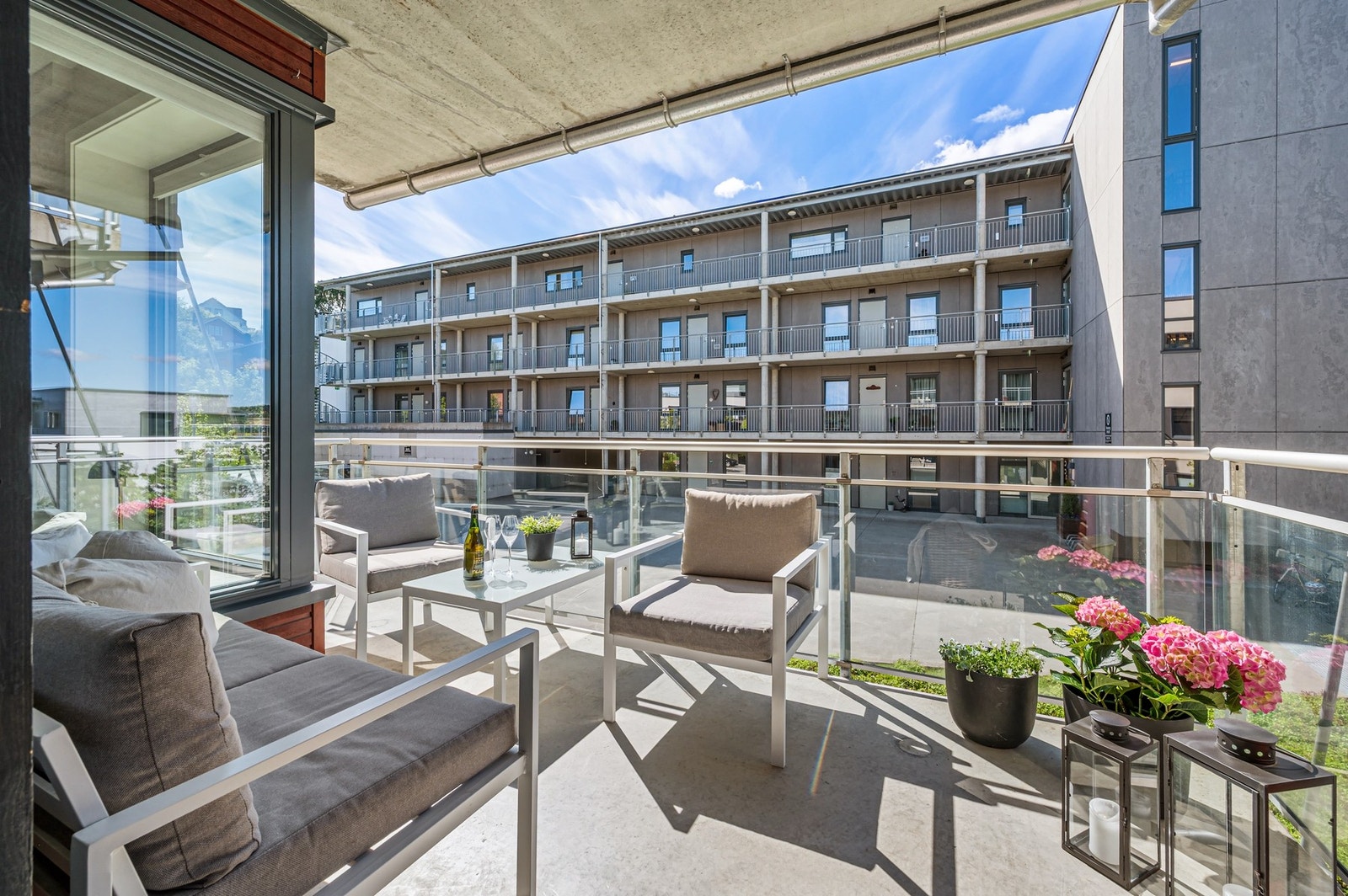 Fra stuen kommer man ut til en romslig og solrik balkong på 8,2m². Galleribilde