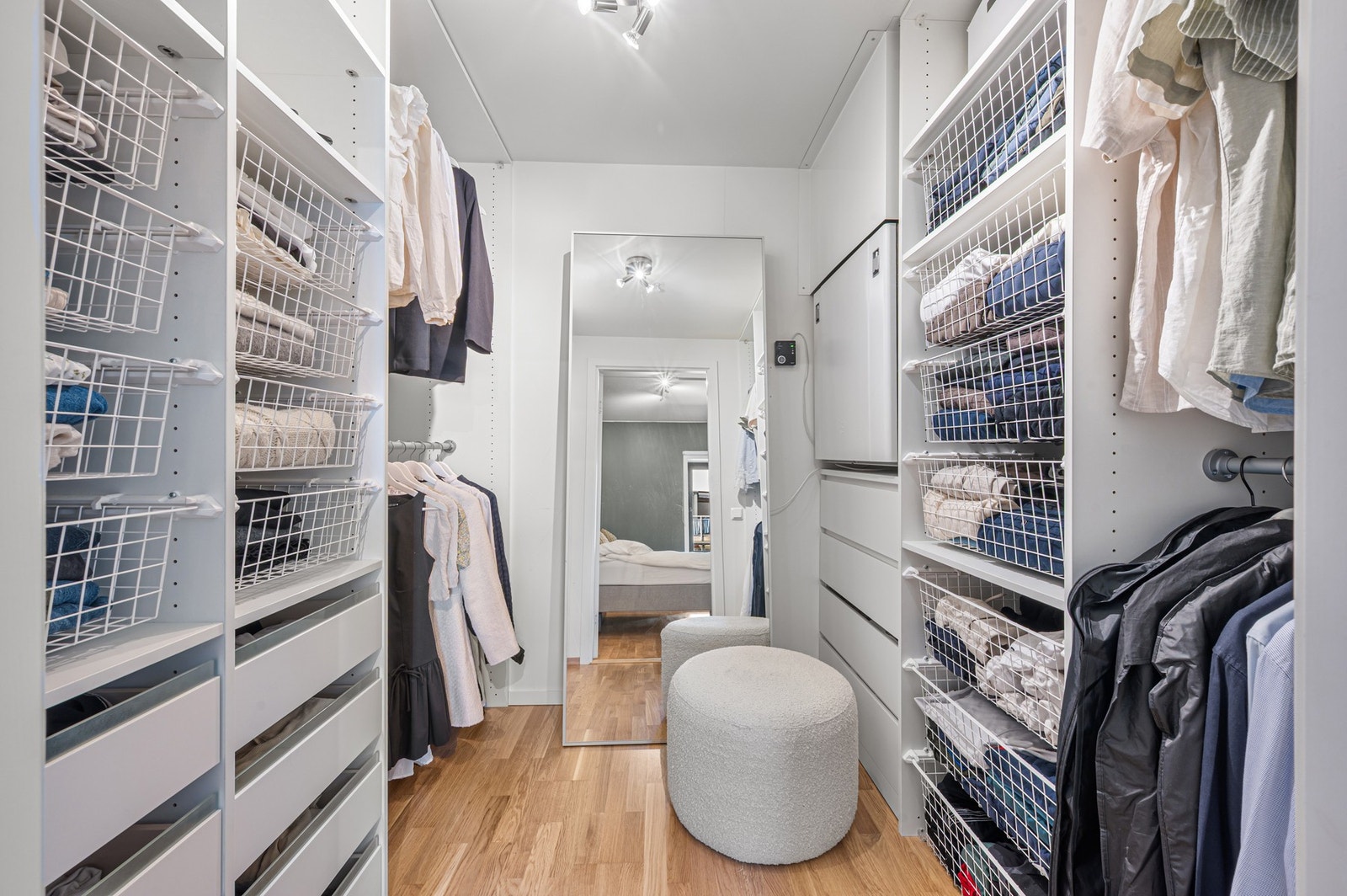 Rommet er på 4,5m² og er utstyrt med flere garderobeskap. Galleribilde