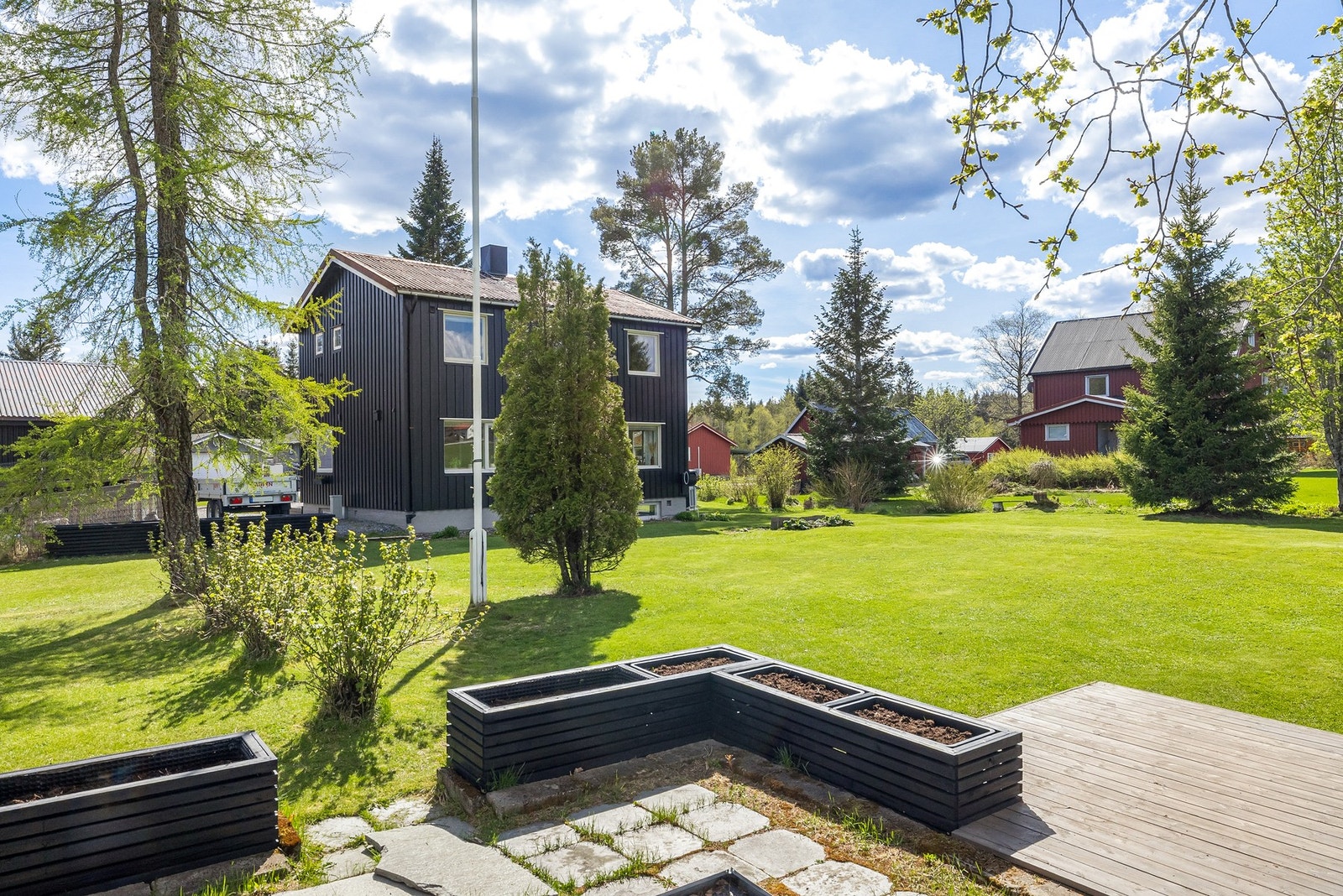 Solrik tomt med en pen og barnevennlig hage Galleribilde