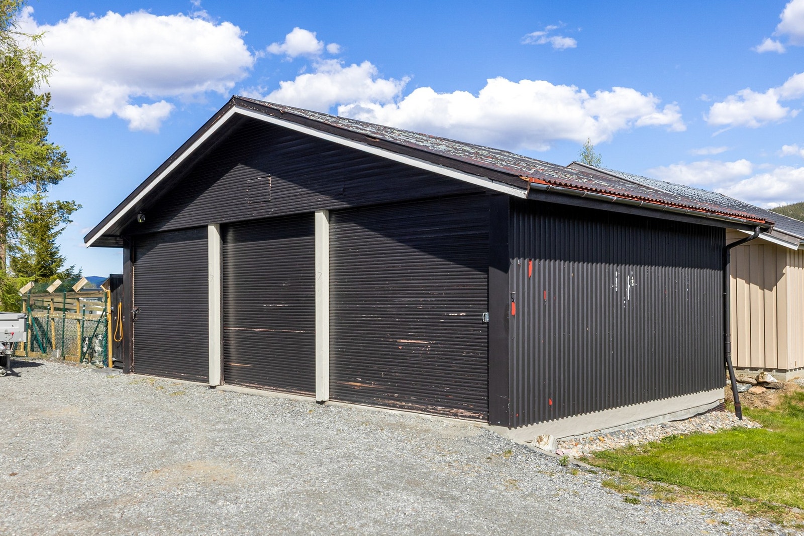 Gode parkerings- og lagringsmuligheter i stor garasje med tre porter Galleribilde