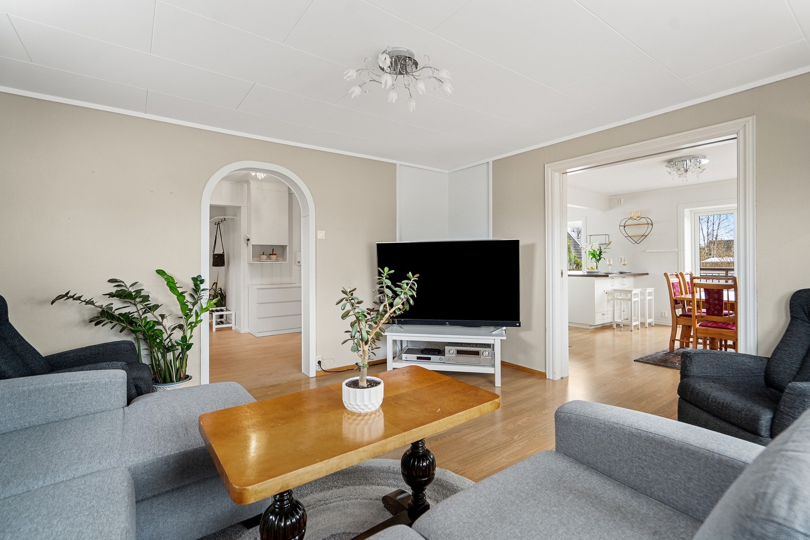 Her er det god plass til sofaløsning med tilhørende møblement Galleribilde