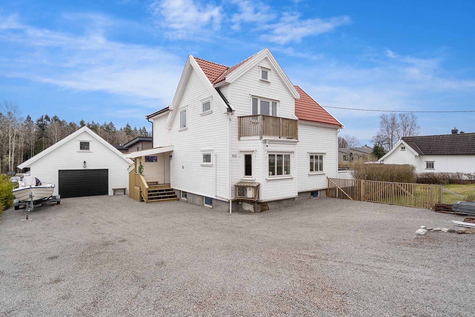 Romslig gårdsplass Galleribilde