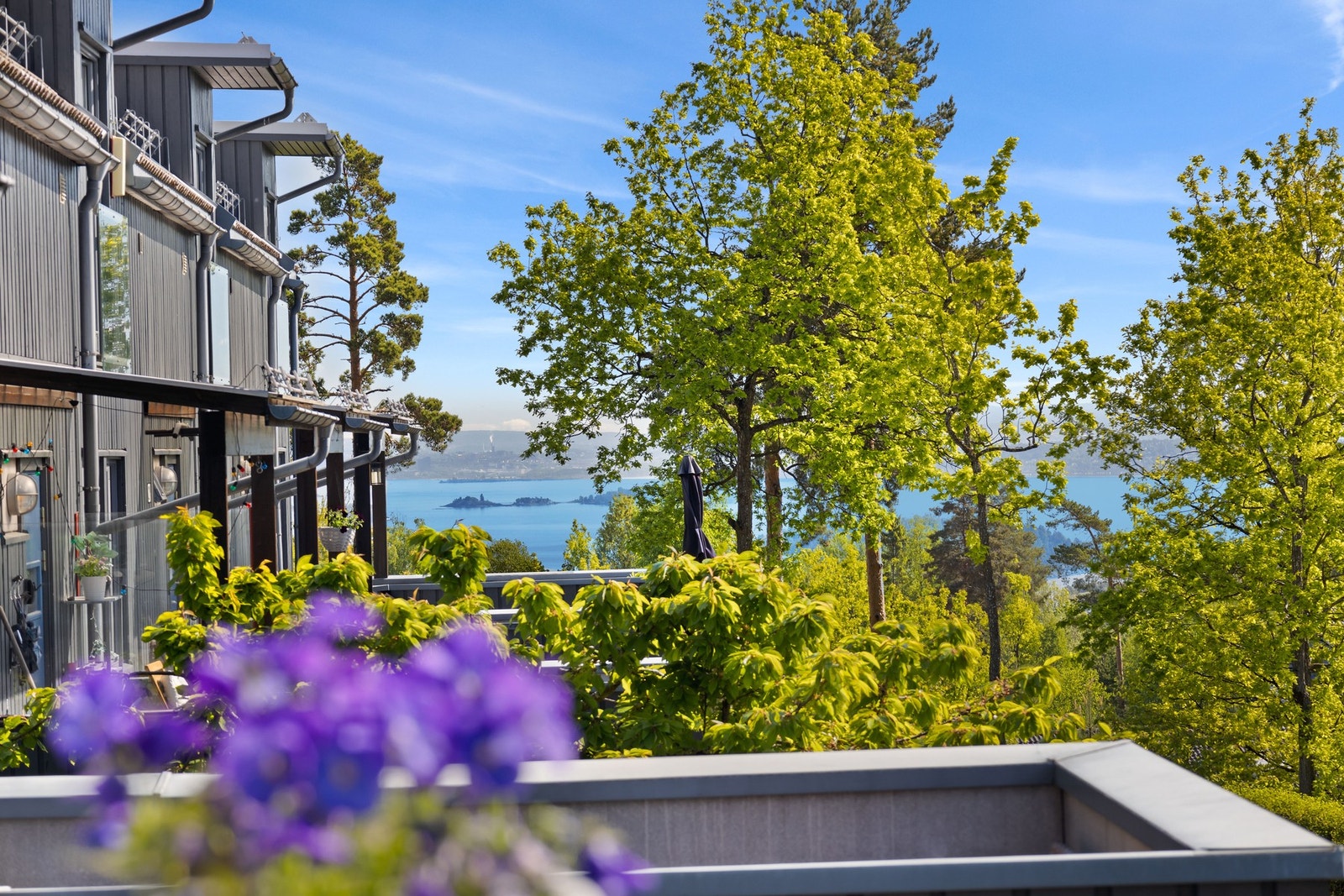 Ved inngangsparti er det terrasse med fin utsikt mot blant annet fjorden Galleribilde