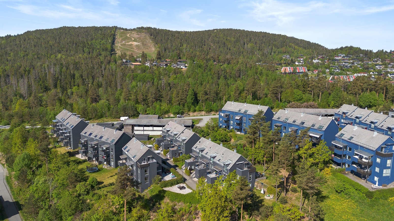Korpåsen har en populær beliggenhet på Gullhella. Vardåsen skisenter i bakgrunnen Galleribilde