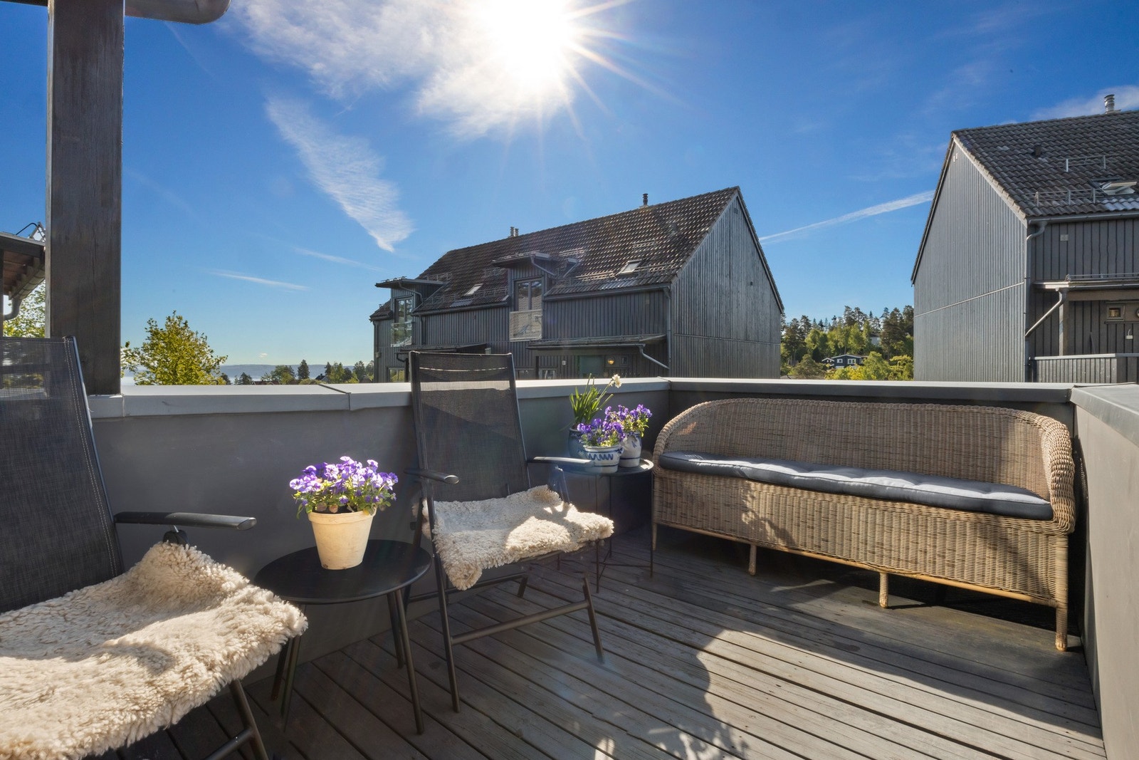 Sydvendt terrasse ved inngangsparti med sol fra tidlig morgen til sen ettermiddag Galleribilde