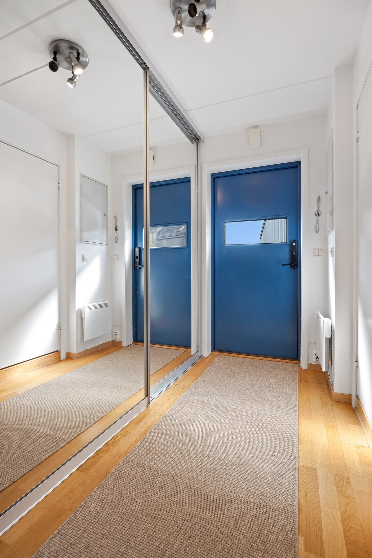Velkommen inn! Gang med praktisk skyvedørsgarderobe Galleribilde