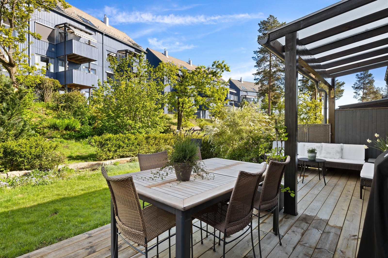 Fra kjøkken/spisestue er det utgang til terrasseplatting og hage Galleribilde