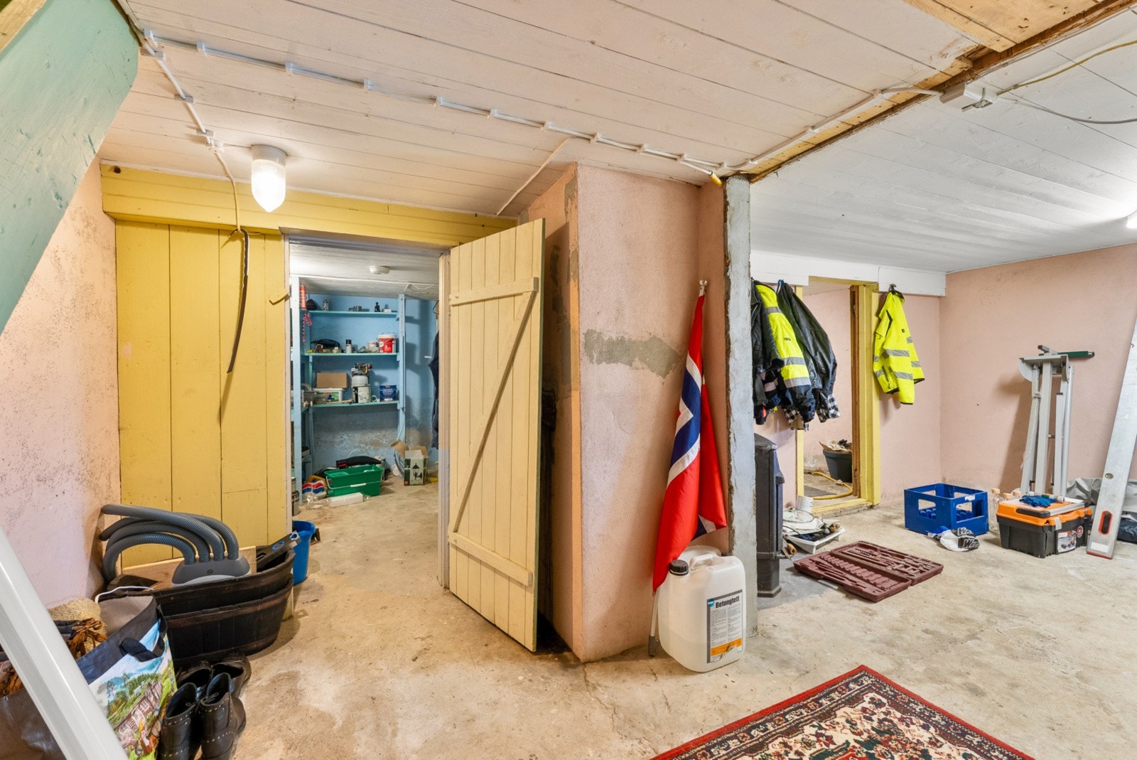Kjelleren har rikelig med lagringsplass. Galleribilde
