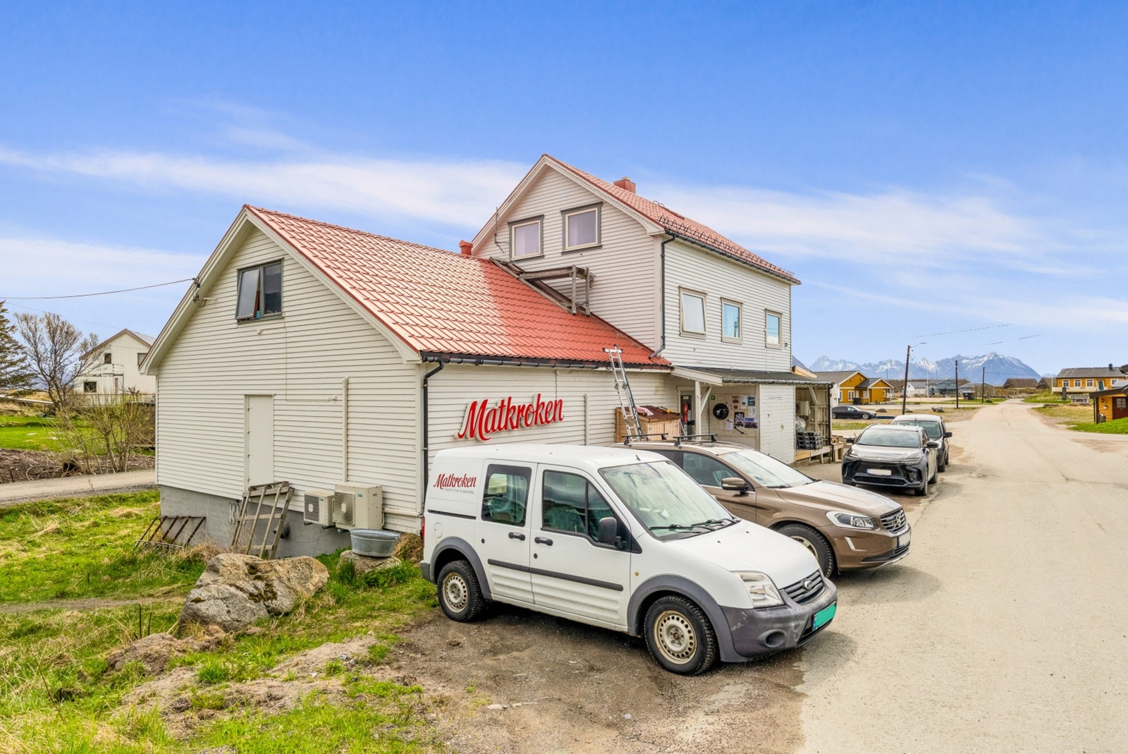 Nærmeste dagligvarehandel, Matkroken, ligger kun en kort spasertur unna, ca. 200 meter fra boligen, noe som gjør hverdagsinnkjøpene enkle og effektive. Galleribilde