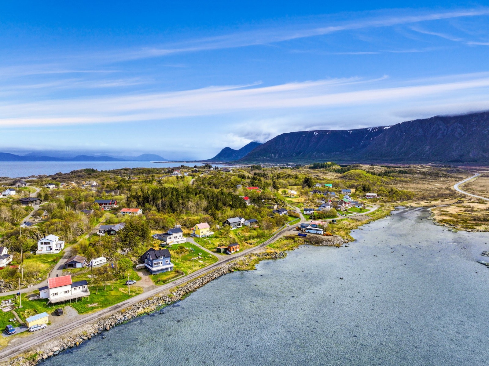 For de turglade byr området på et variert terreng med merkede stier, som egner seg for alt fra lette turer i fjæra til mer krevende toppturer i fjellene som omkranser bygda. Galleribilde