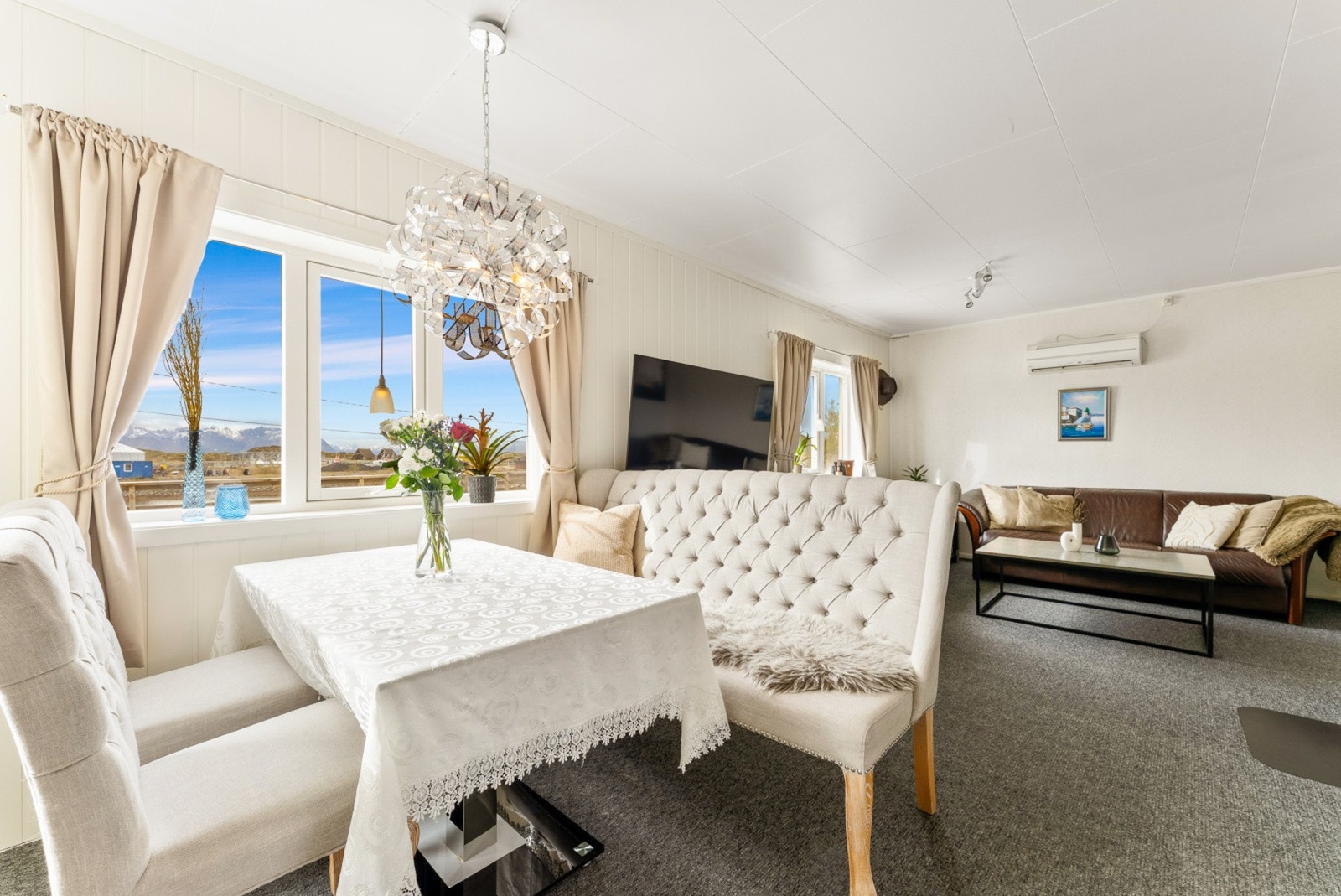Romslig stue med plass til både spisebord og sofagruppe. Galleribilde