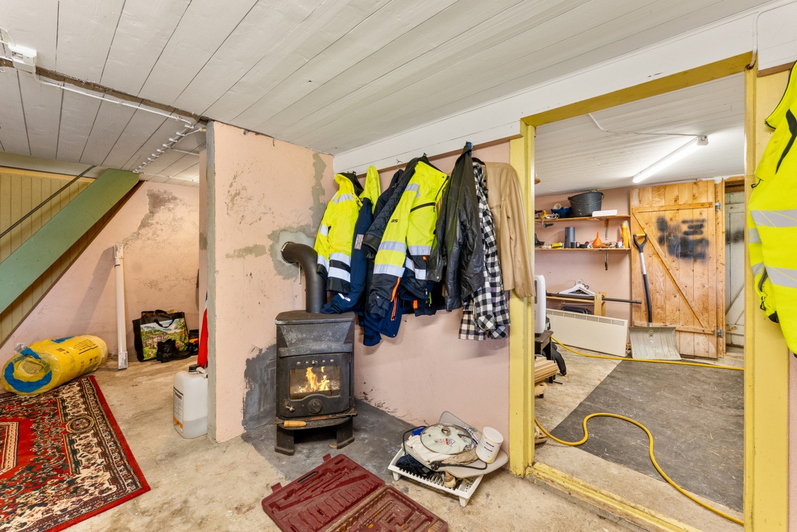 Også i kjelleren er det installert en praktisk vedovn. Galleribilde