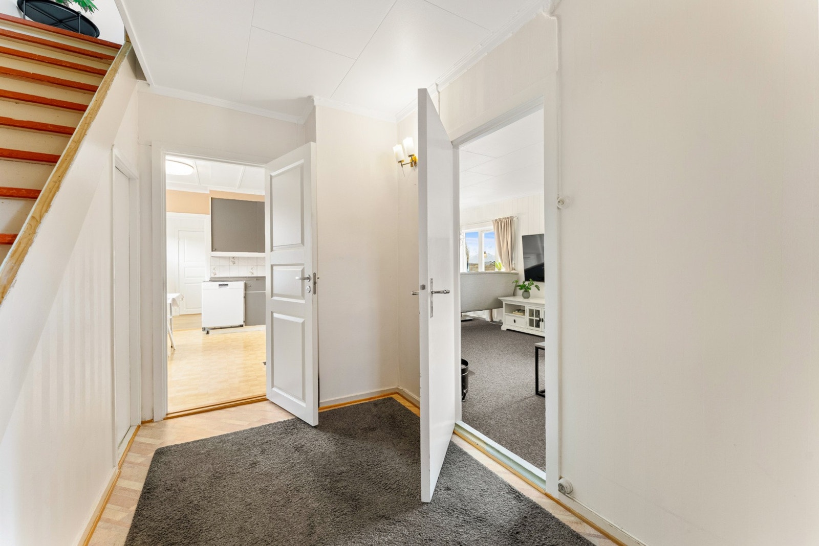 Innbydende entré med adkomst til stue og kjøkken. Galleribilde