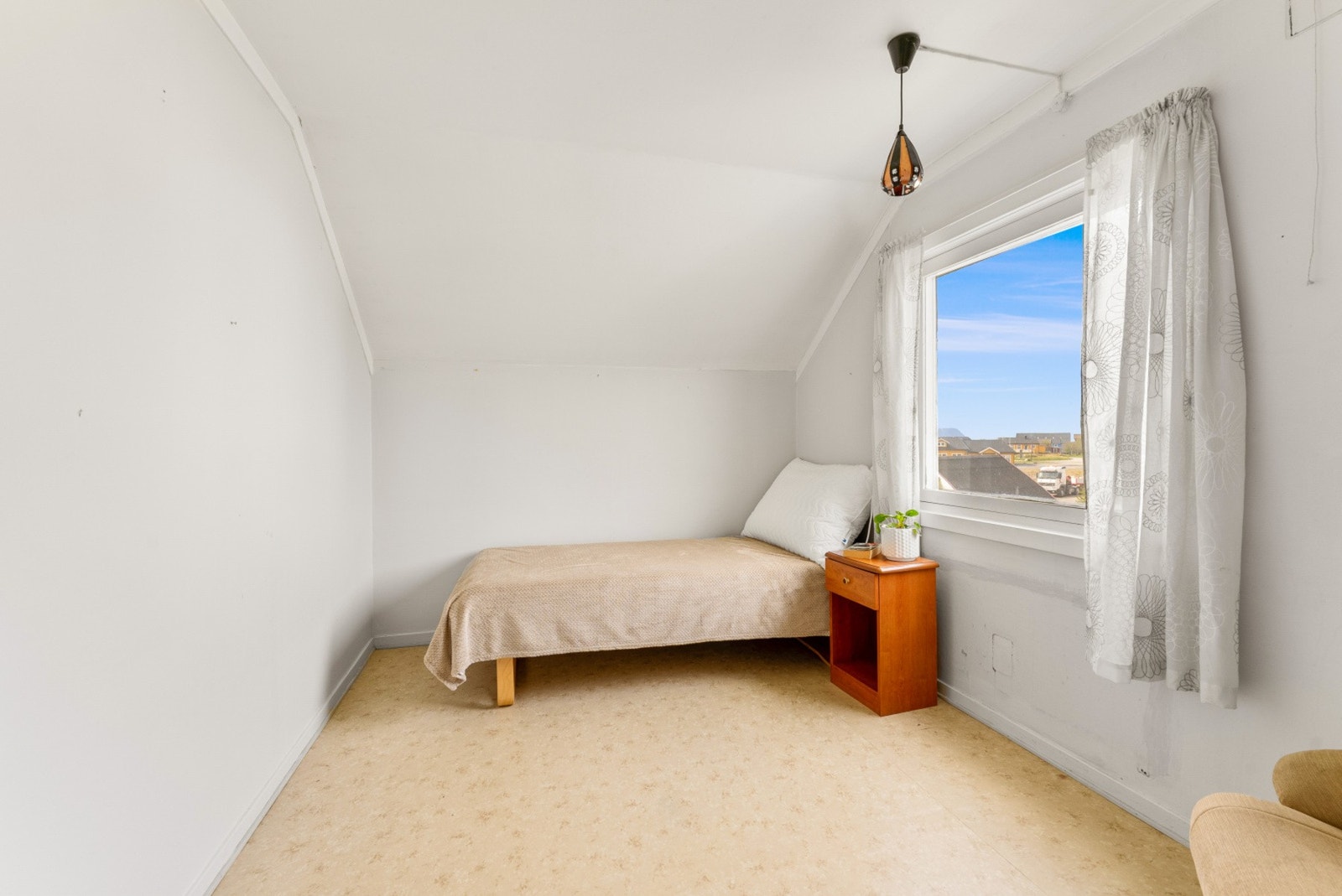 Nok et disponibelt rom på loftet med plass til seng. Galleribilde