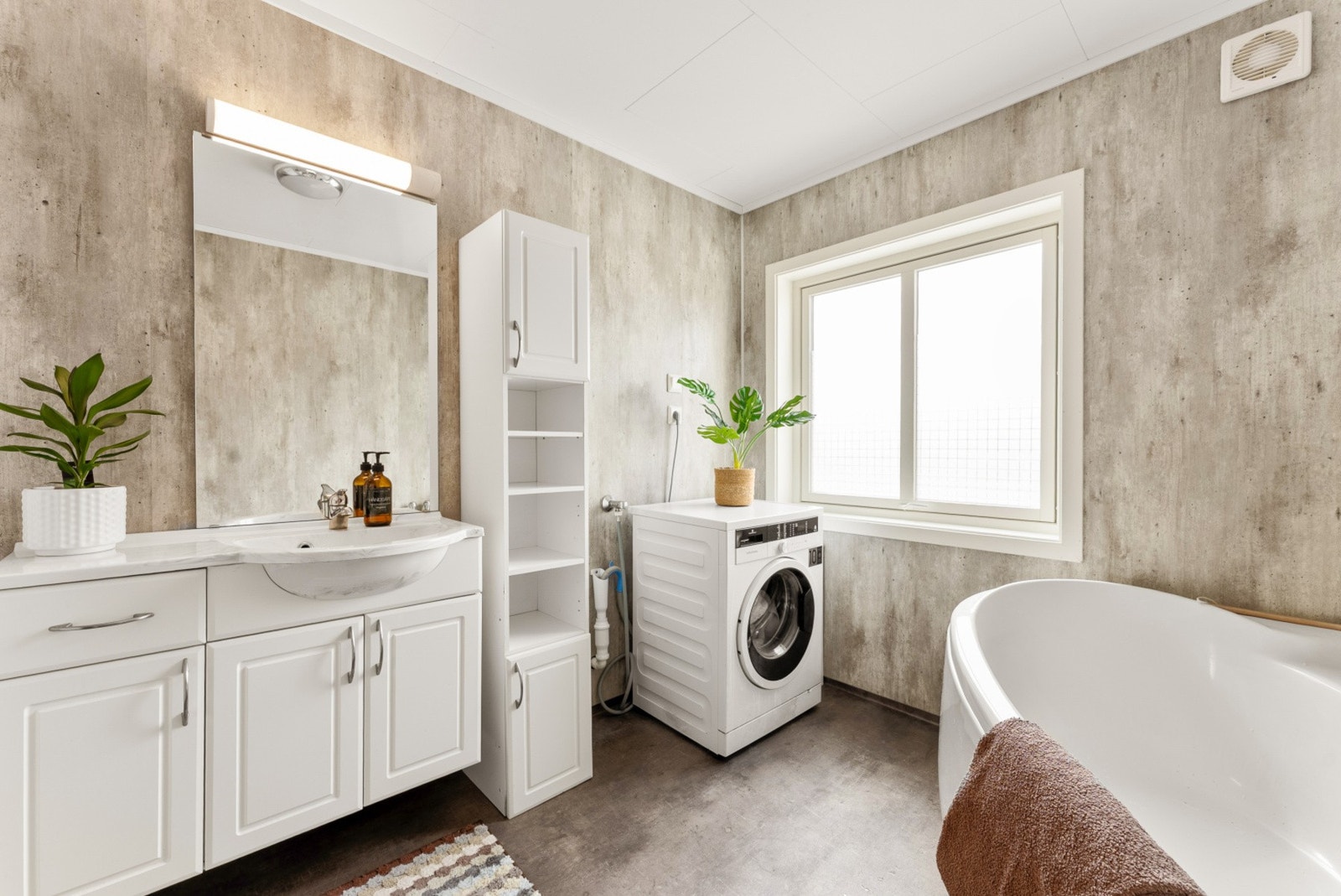 Baderomsinnredning med gode oppbevaringsmuligheter. Galleribilde