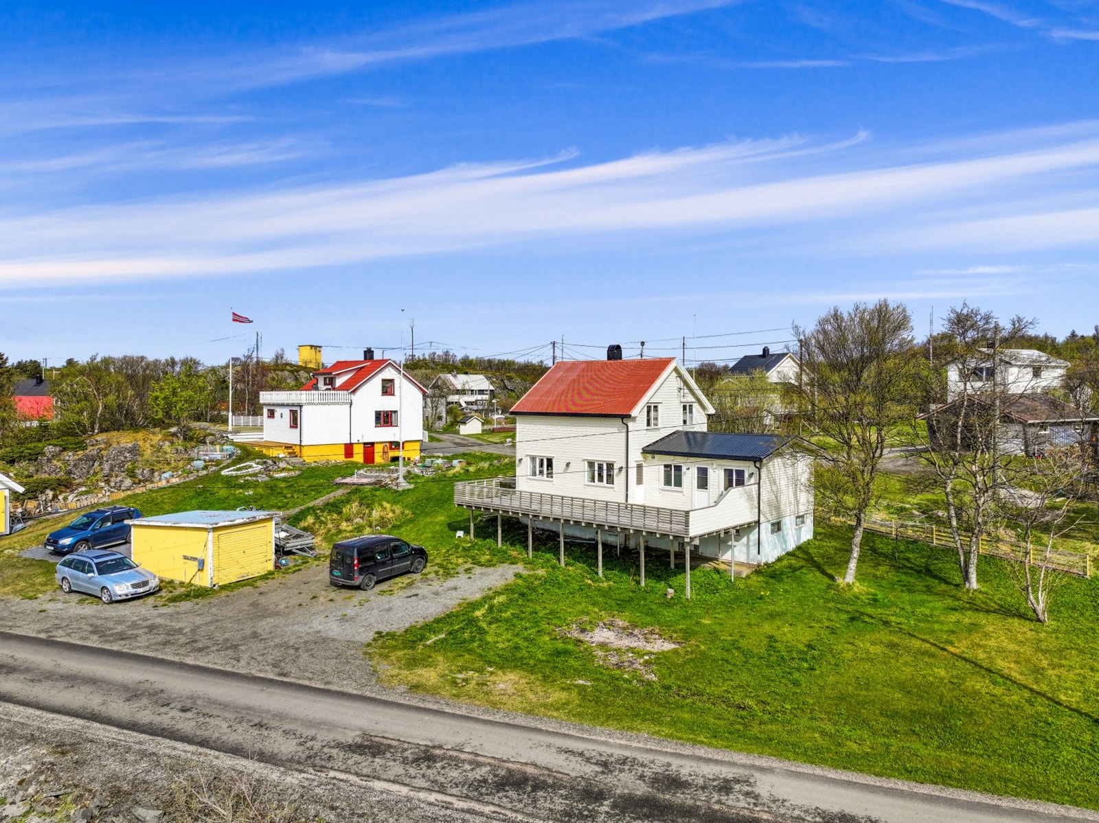 For et bred utvalg av butikker, kulturtilbud og servicefasiliteter, er det en overkommelig kjøretur til Svolvær, som er regionsenteret i Lofoten. Galleribilde
