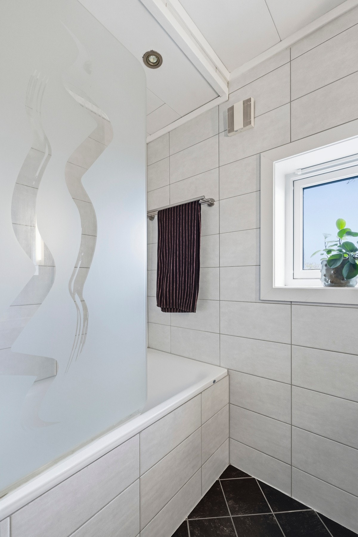 Det er bygd inn badekar Galleribilde