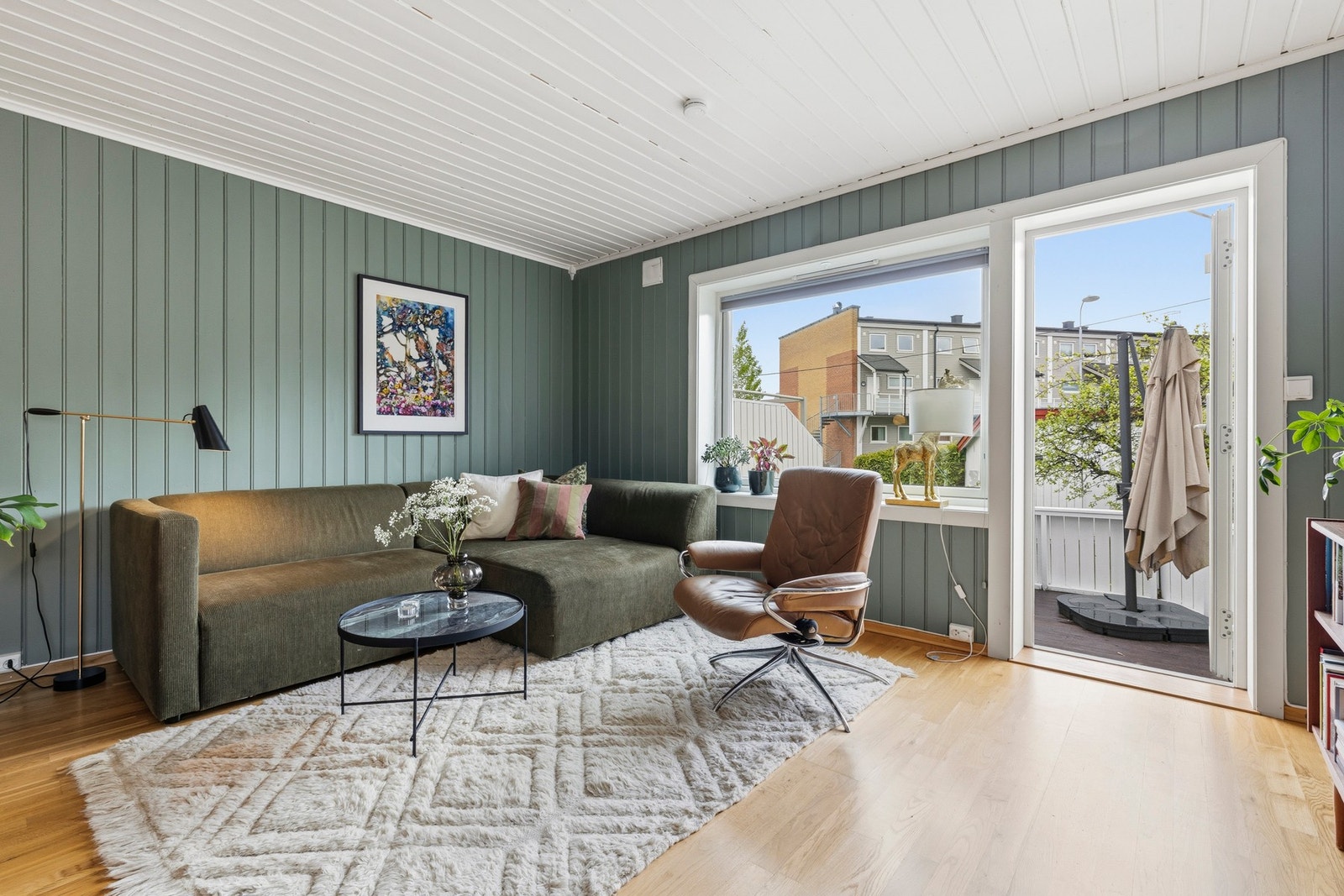 Store vindusflater slipper inn rikelig med naturlig lys Galleribilde