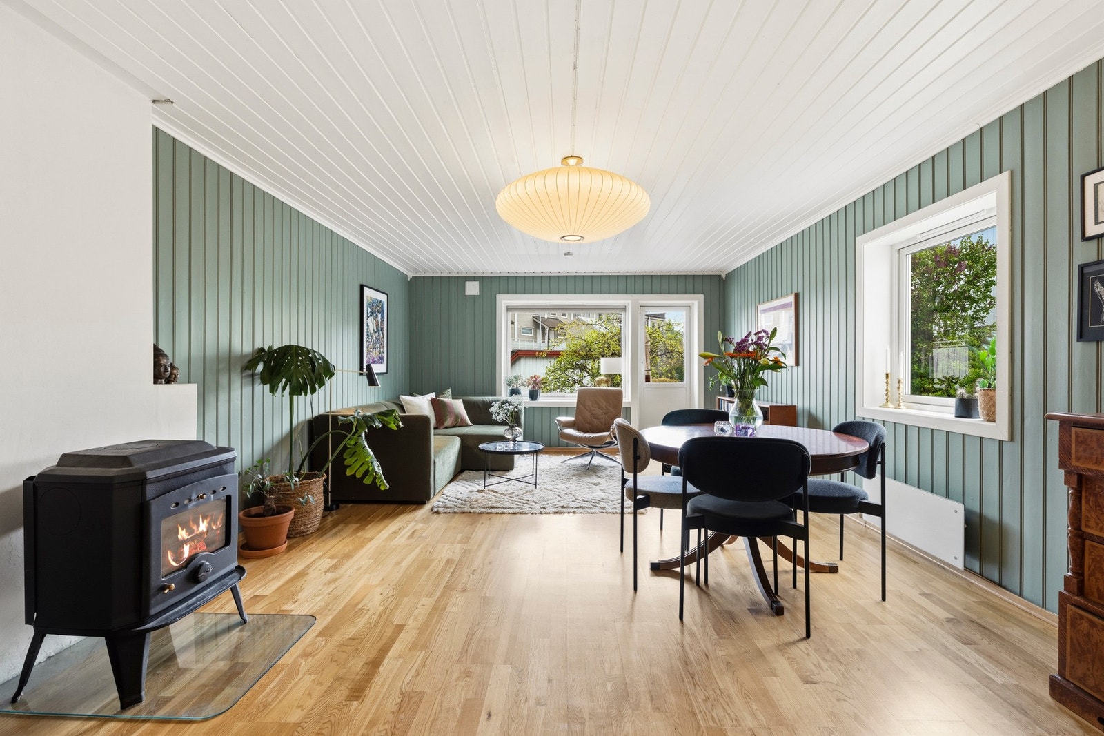 Flott stue med flere god møbleringsmuligheter Galleribilde