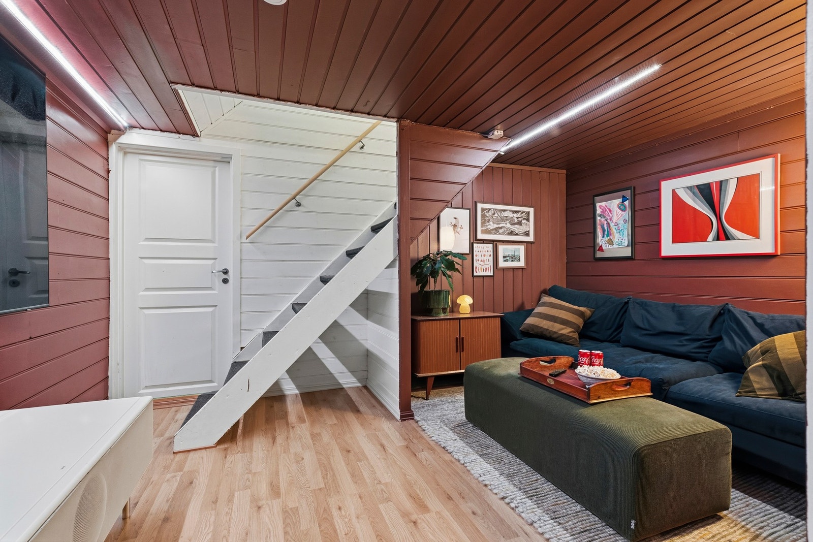 Kjellerstuen har god plass til stor sofa Galleribilde