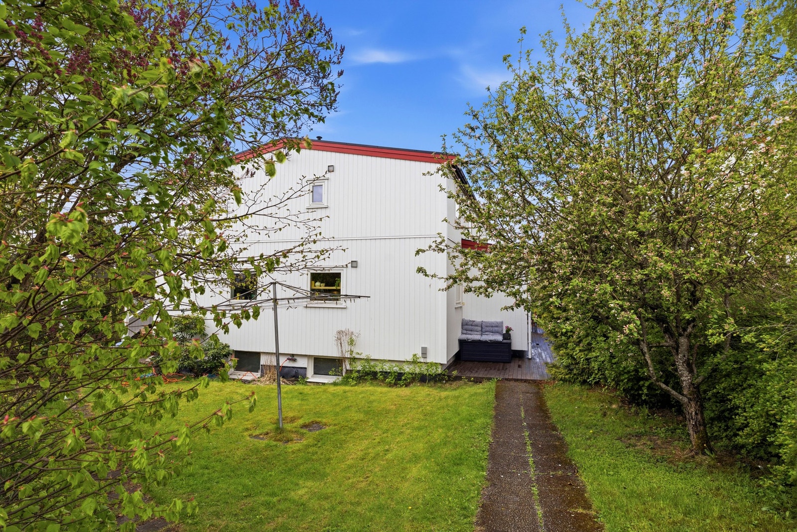 Flott hage på baksiden av huset Galleribilde