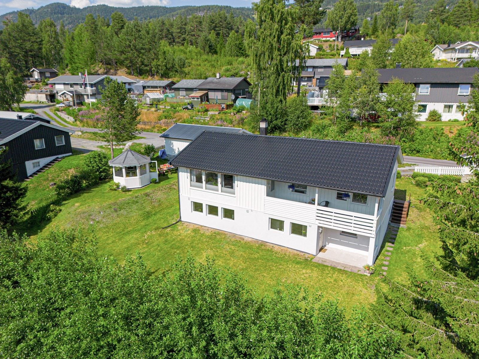 Denne hyggelige boligeiendommen ligger åpent og fritt til i Sagbråtenfeltet, ca. 1,3 km ned for Aurdal sentrum. Galleribilde
