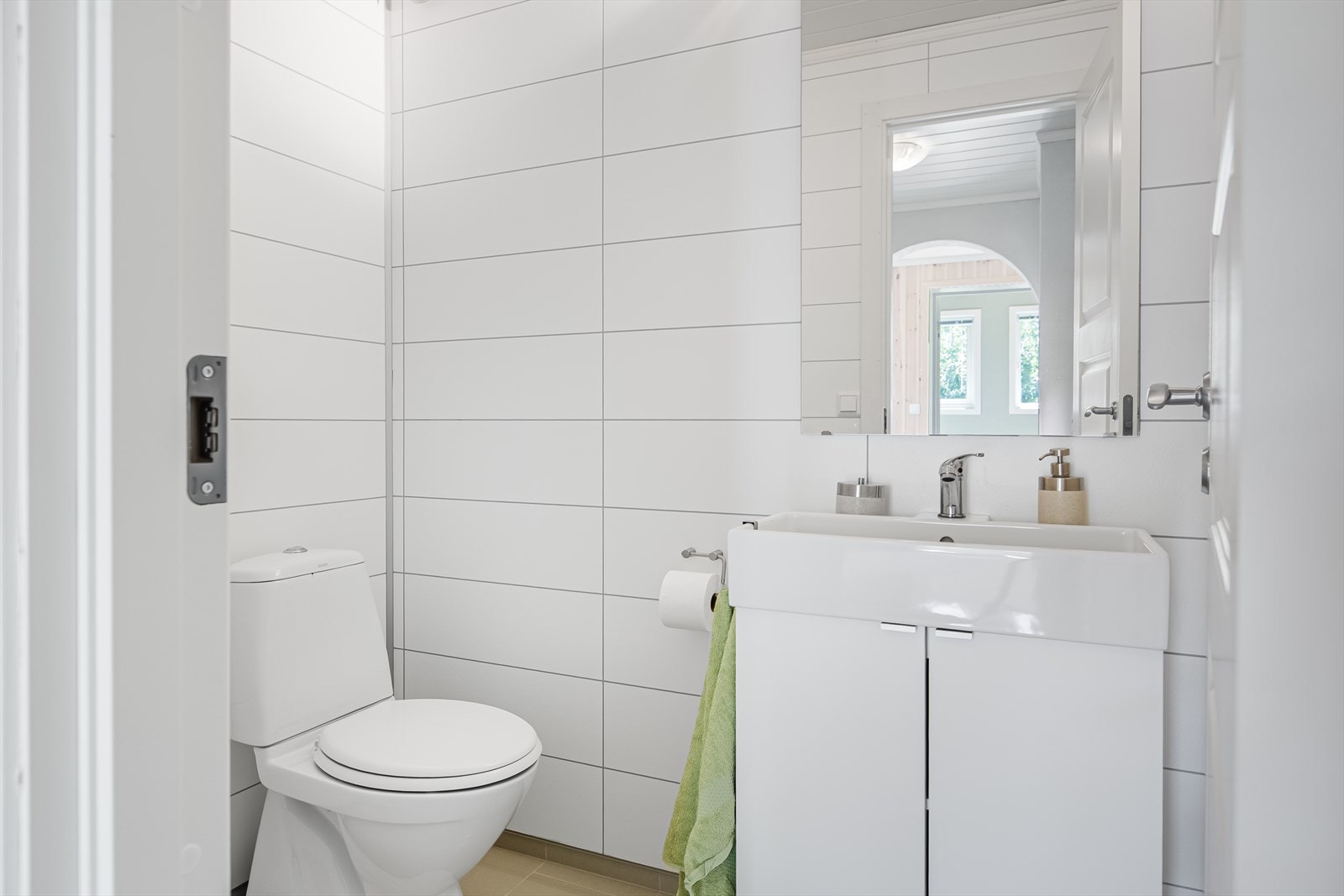 I tillegg til bad, er det et toalettrom med servantskap og wc. Galleribilde