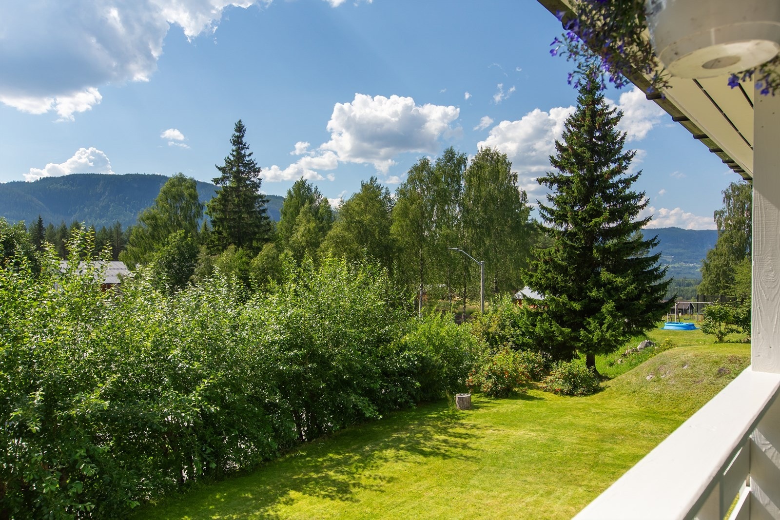 Det er utgang til veranda fra både kjøkken og soverom. Galleribilde